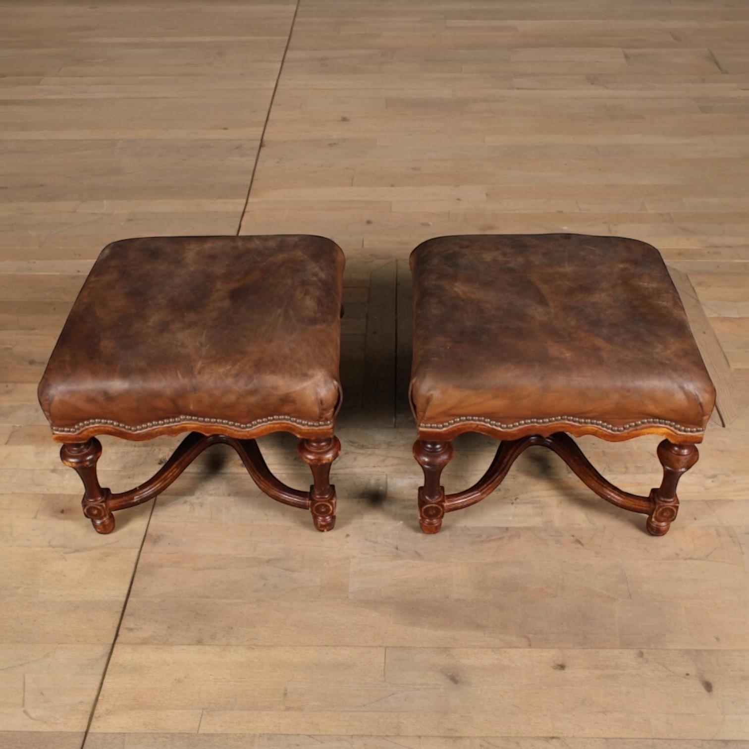Otomanas de Cuero de Madera de Fruta Tallada Estilo Francés de Mediados de Siglo - Pareja Rústico