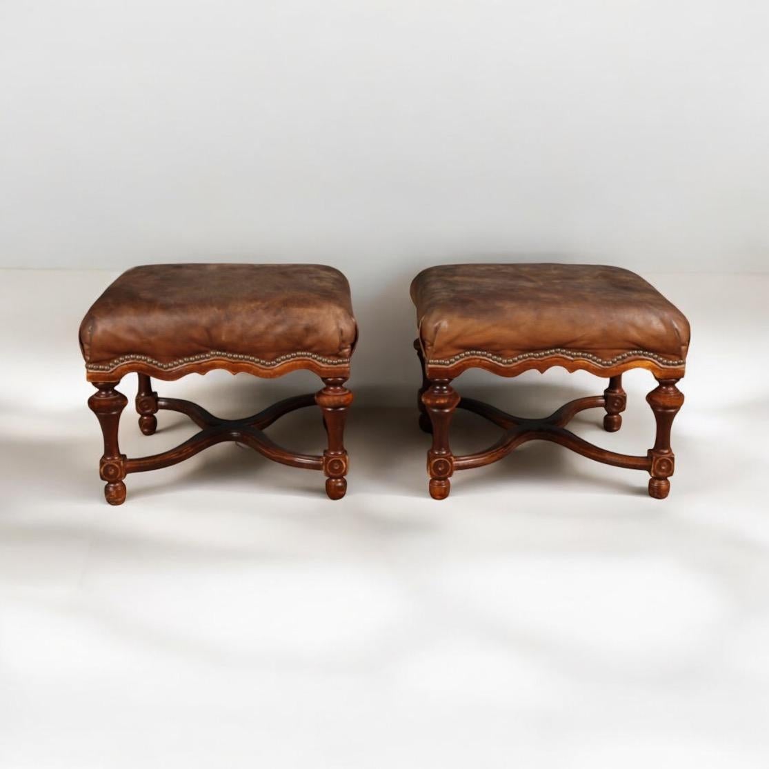 Otomanas de Cuero de Madera de Fruta Tallada Estilo Francés de Mediados de Siglo - Pareja Estadounidense