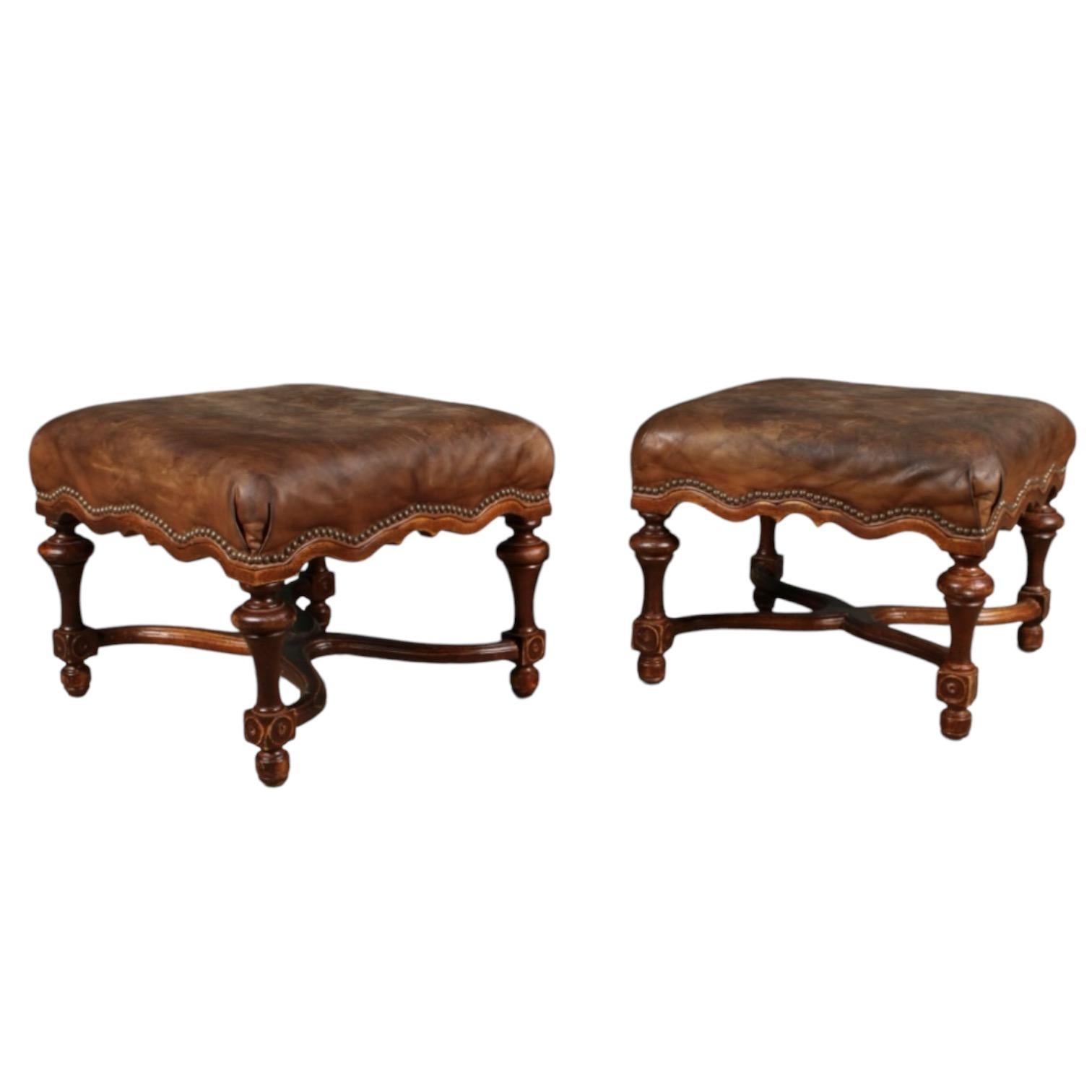 Otomanas de Cuero de Madera de Fruta Tallada Estilo Francés de Mediados de Siglo - Pareja en Bueno Estado en Kennesaw, GA