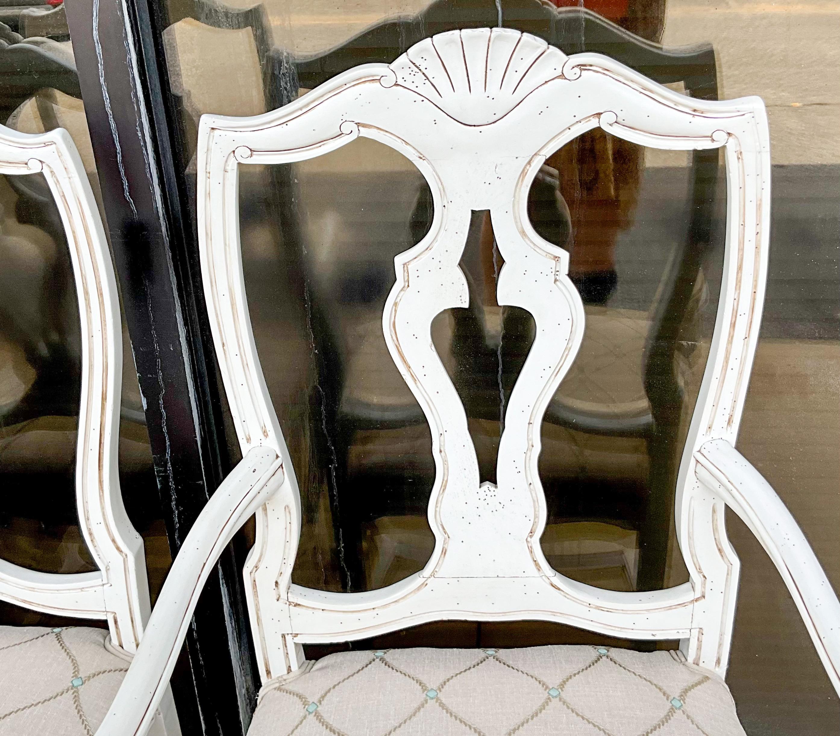 Geschnitzte und bemalte Esszimmerstühle aus besticktem Leinen im französischen Stil der Mitte des Jahrhunderts - S/6 (Französische Provence) im Angebot