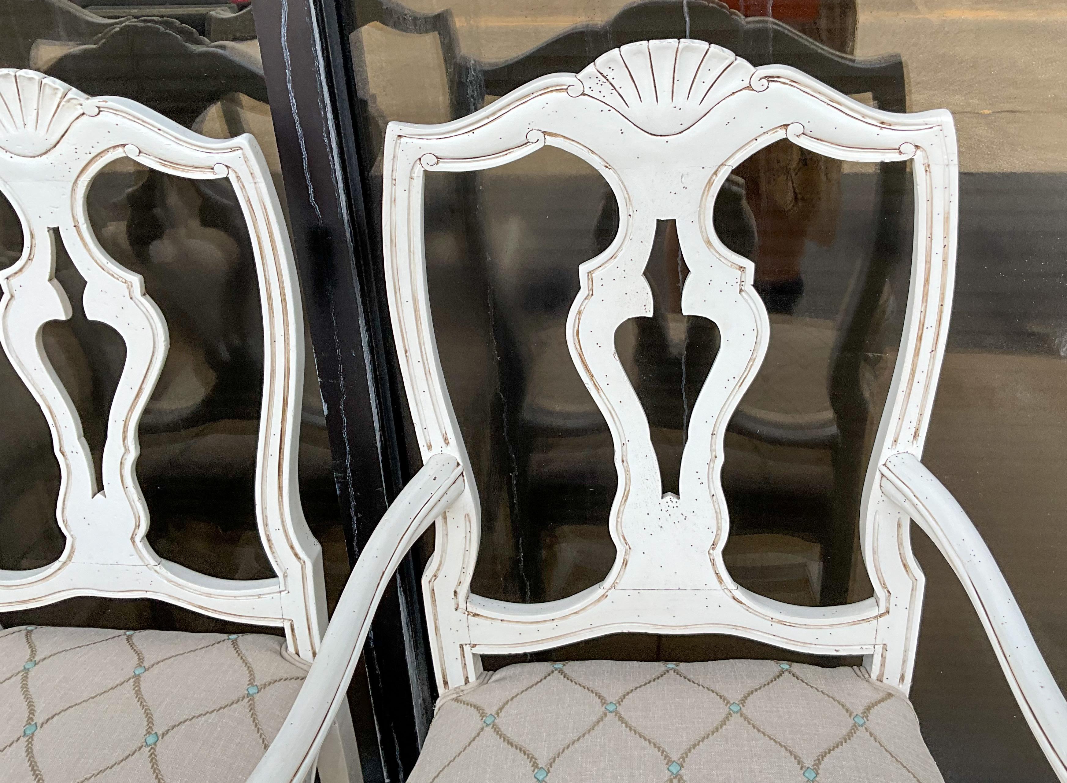 Geschnitzte und bemalte Esszimmerstühle aus besticktem Leinen im französischen Stil der Mitte des Jahrhunderts - S/6 im Zustand „Gut“ im Angebot in Kennesaw, GA