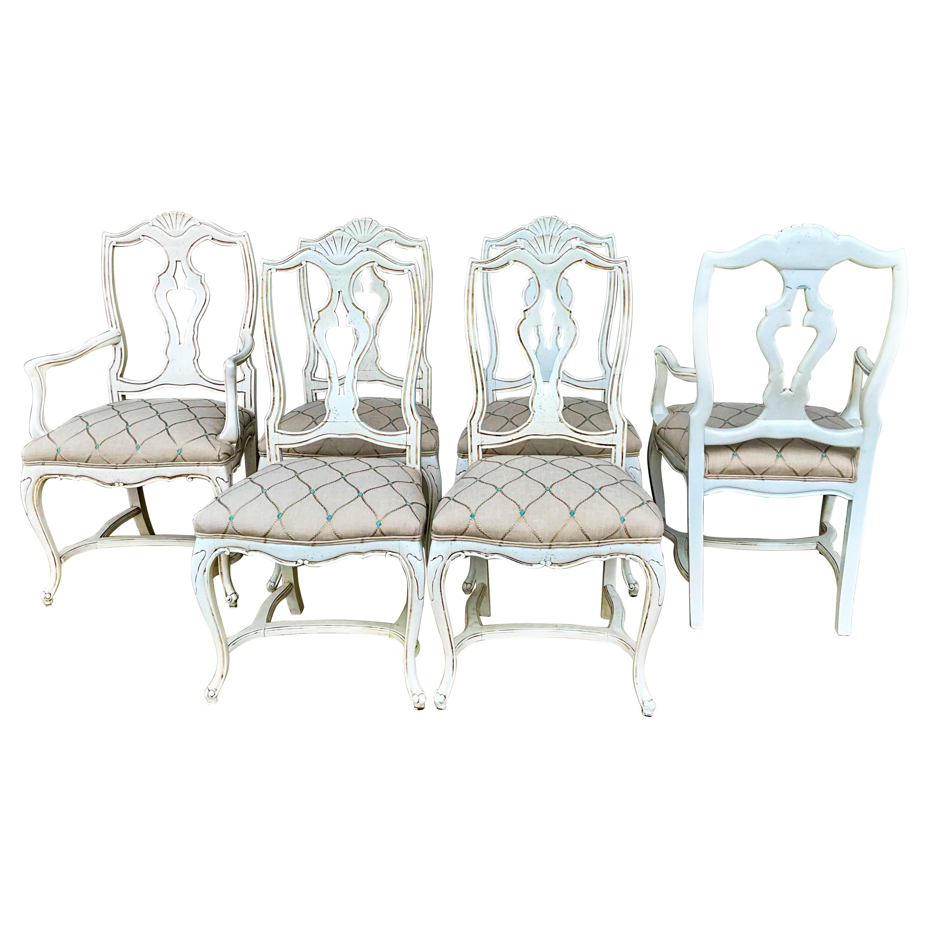 Chaises de salle à manger de style français du milieu du siècle sculptées et peintes en lin brodé - S/6 en vente