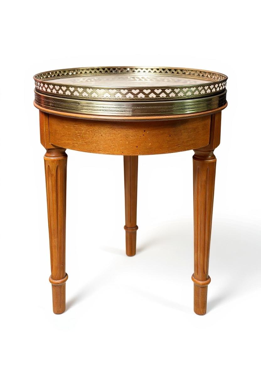 Louis XVI Tables à boire en bois fruitier, laiton et travertin de style français du milieu du siècle - Paire en vente