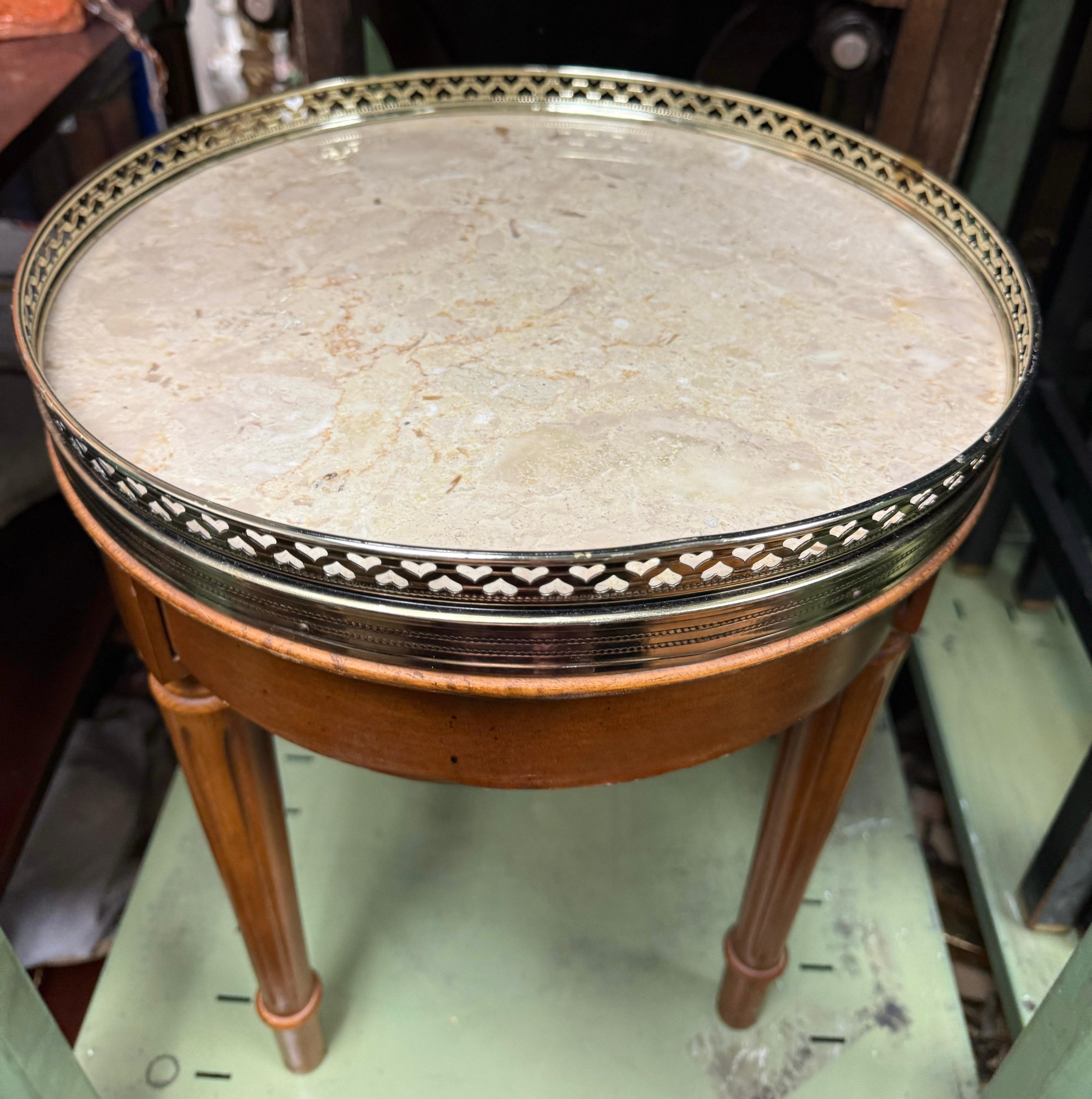 Américain Tables à boire en bois fruitier, laiton et travertin de style français du milieu du siècle - Paire en vente