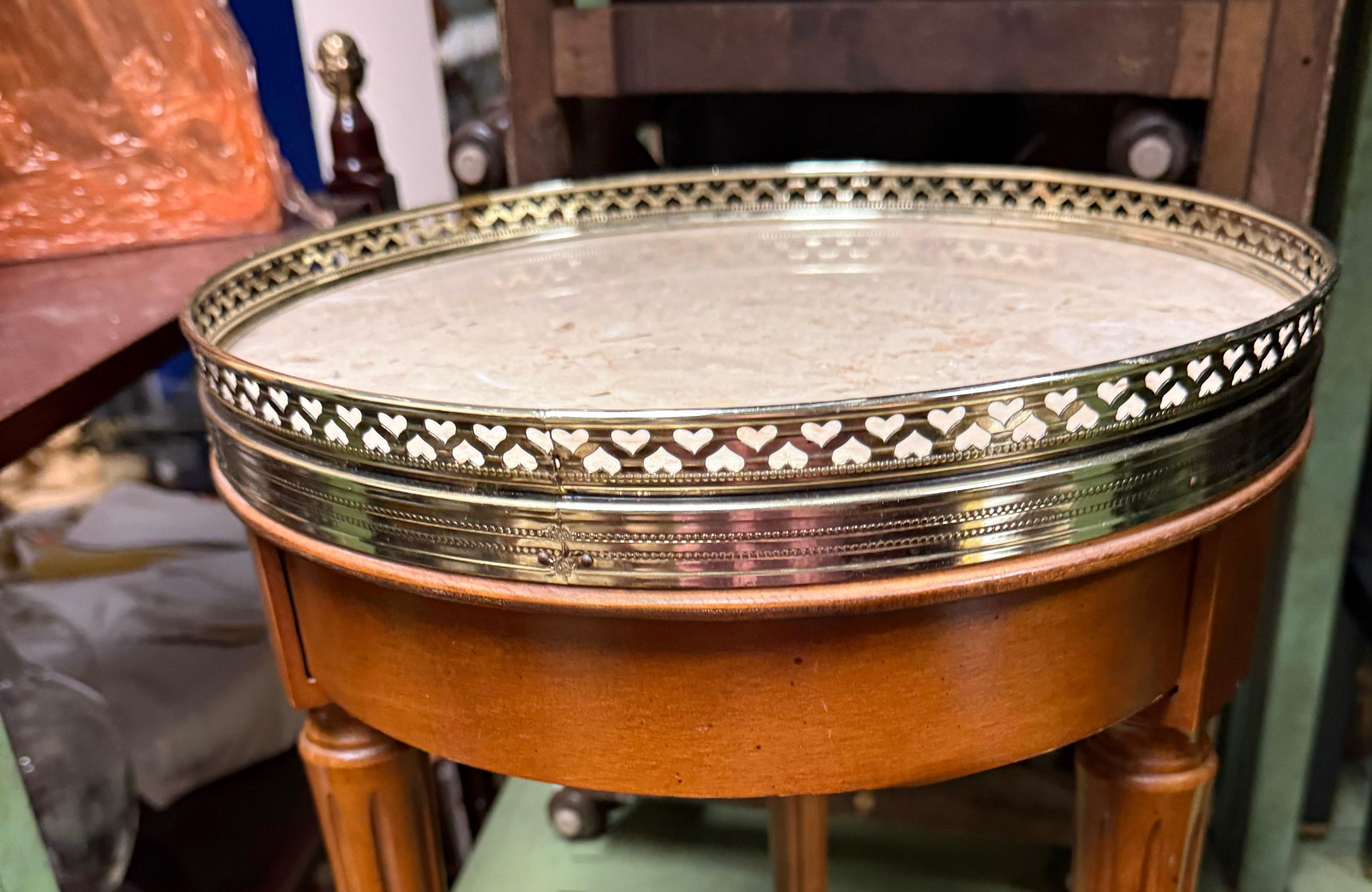 Tables à boire en bois fruitier, laiton et travertin de style français du milieu du siècle - Paire Bon état - En vente à Kennesaw, GA