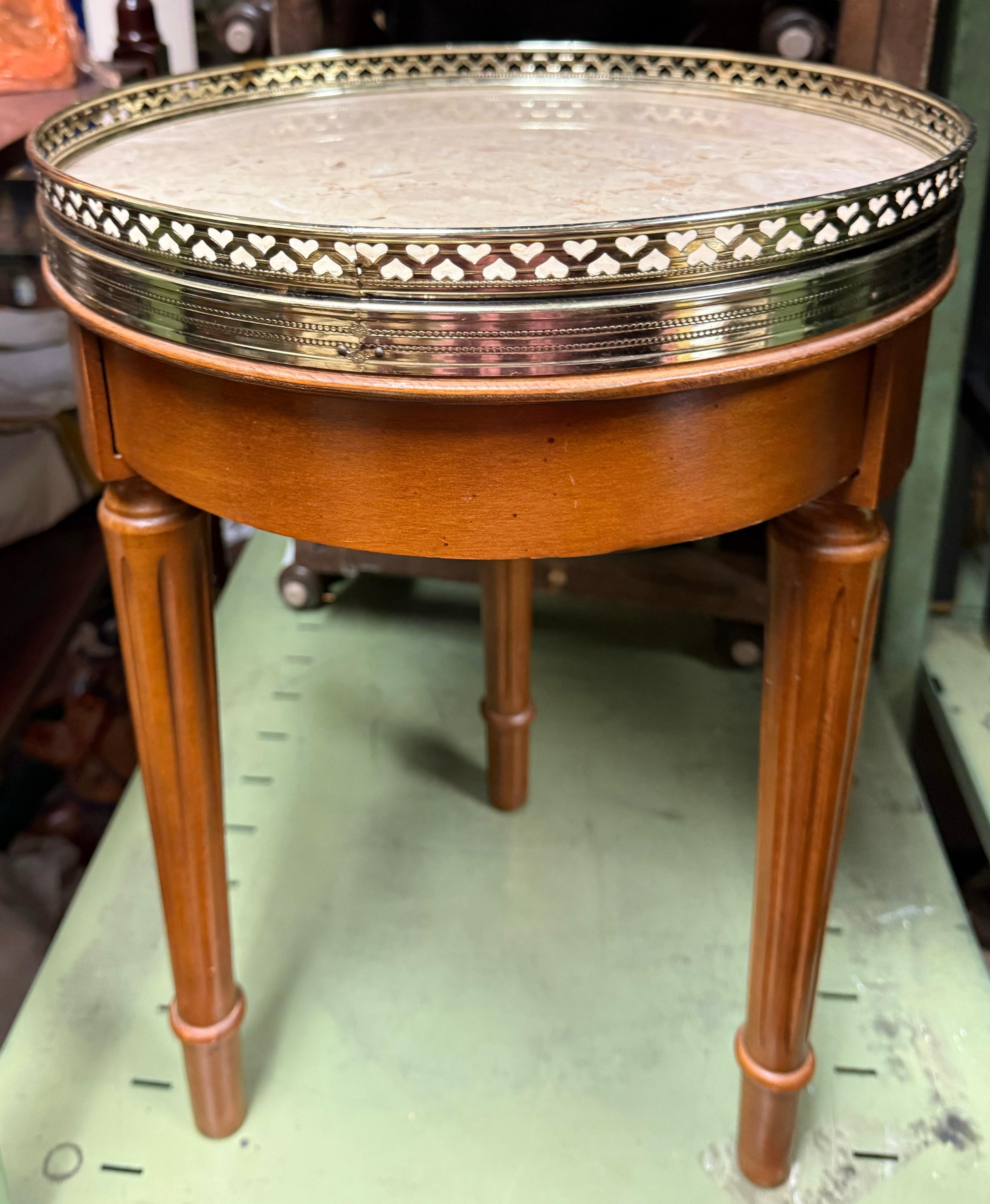 20ième siècle Tables à boire en bois fruitier, laiton et travertin de style français du milieu du siècle - Paire en vente