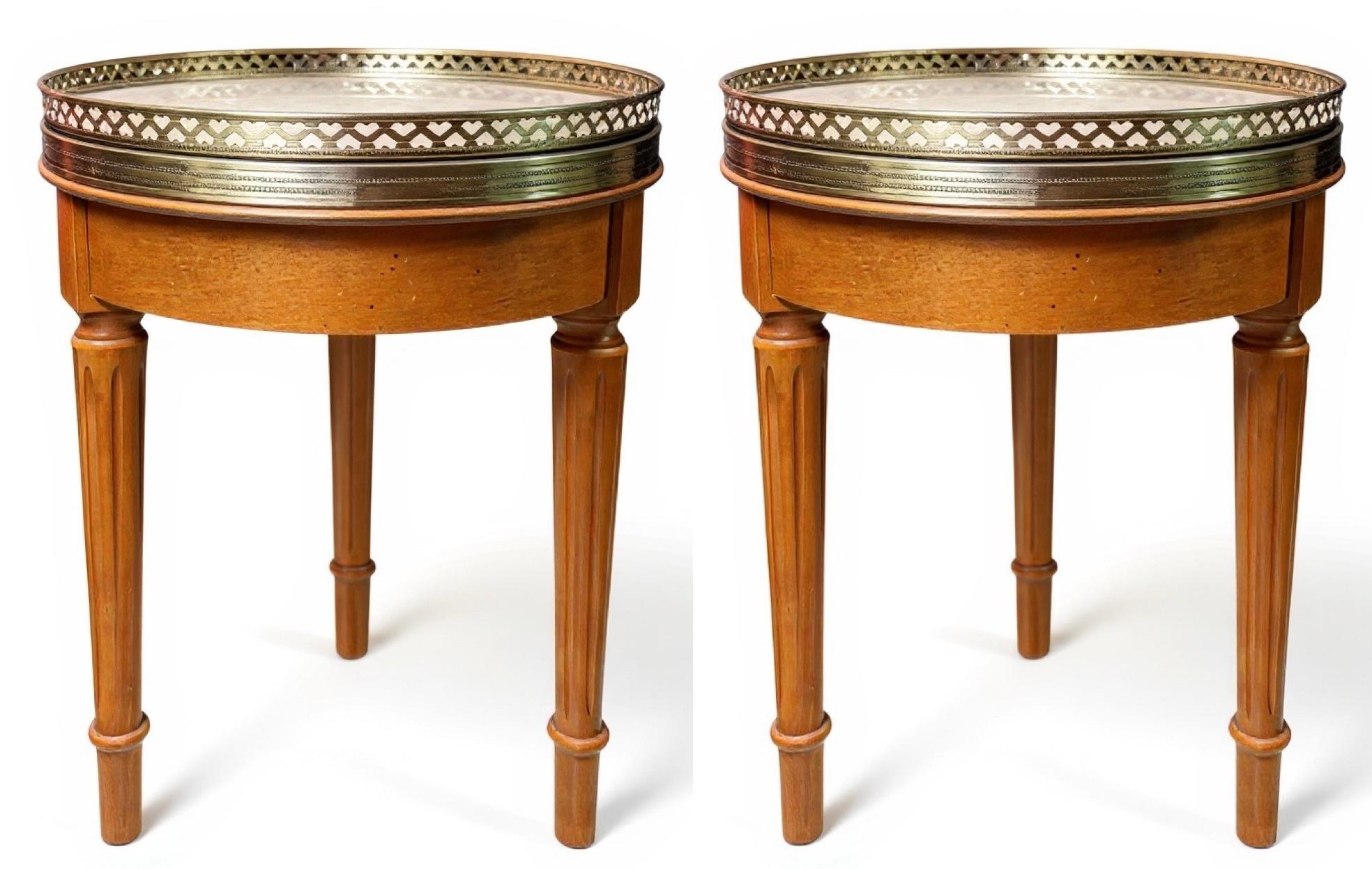 Laiton Tables à boire en bois fruitier, laiton et travertin de style français du milieu du siècle - Paire en vente