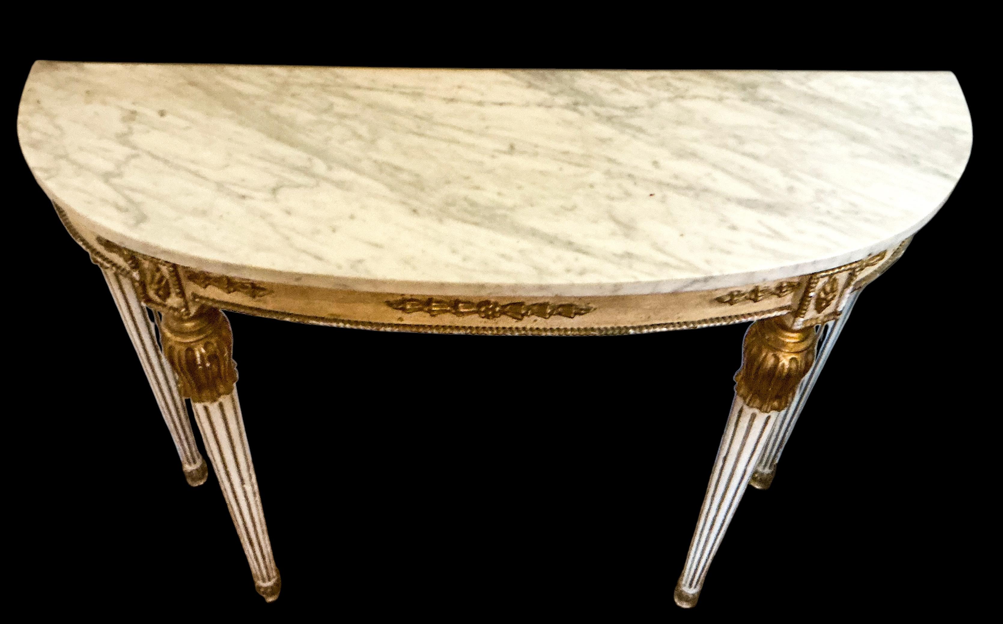 Questo è un set adorabile! Si tratta di un'offerta per una consolle con piano in marmo e specchio coordinato. Il set è italiano con stile francese. La base è color avorio con accenti dorati. Usura appropriata all'età. Specchio; 24,75 