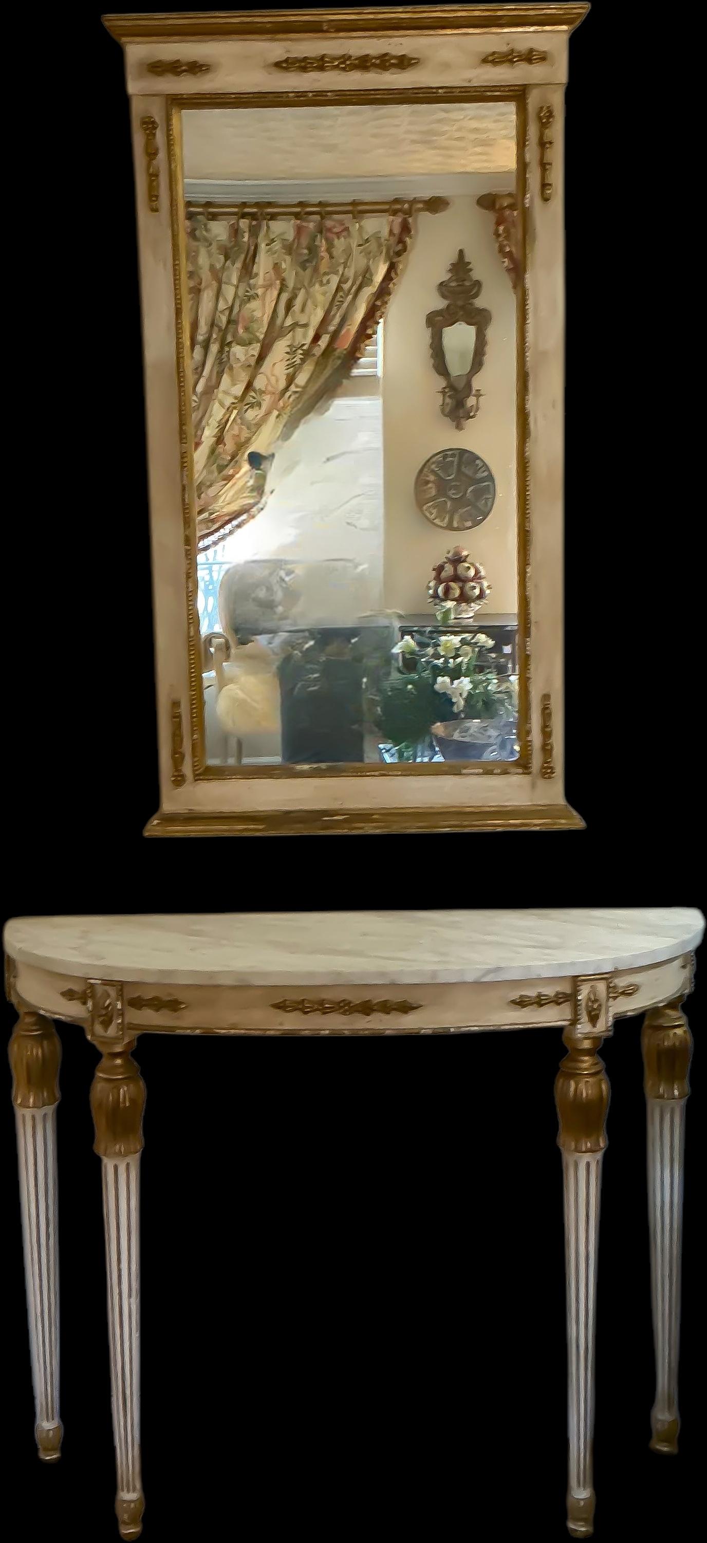 Italiano Tavolo consolle e specchio con piano in legno dorato e marmo in stile francese di metà secolo in vendita
