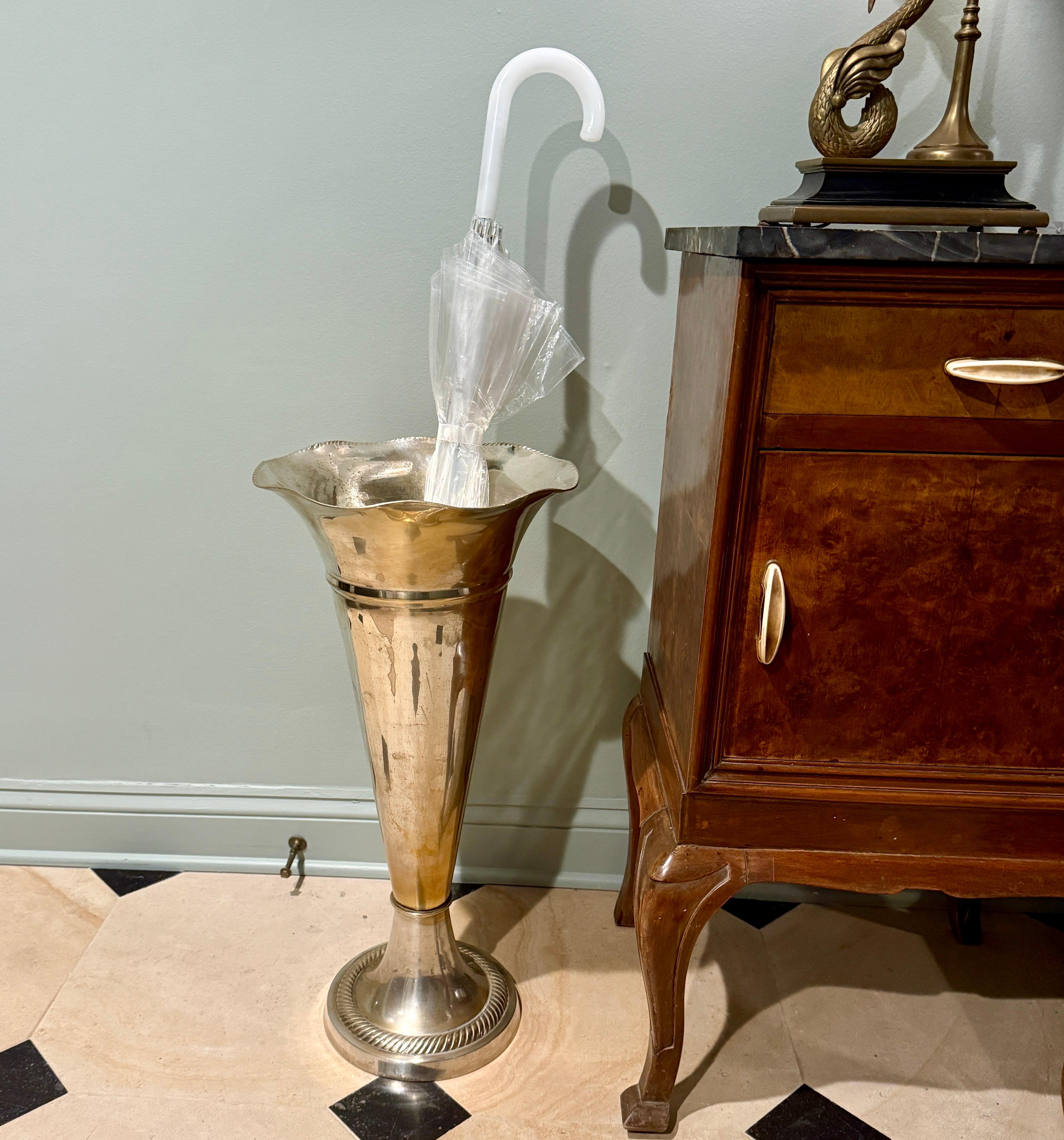 Porte-parapluies en métal de style français du milieu du siècle en vente 4