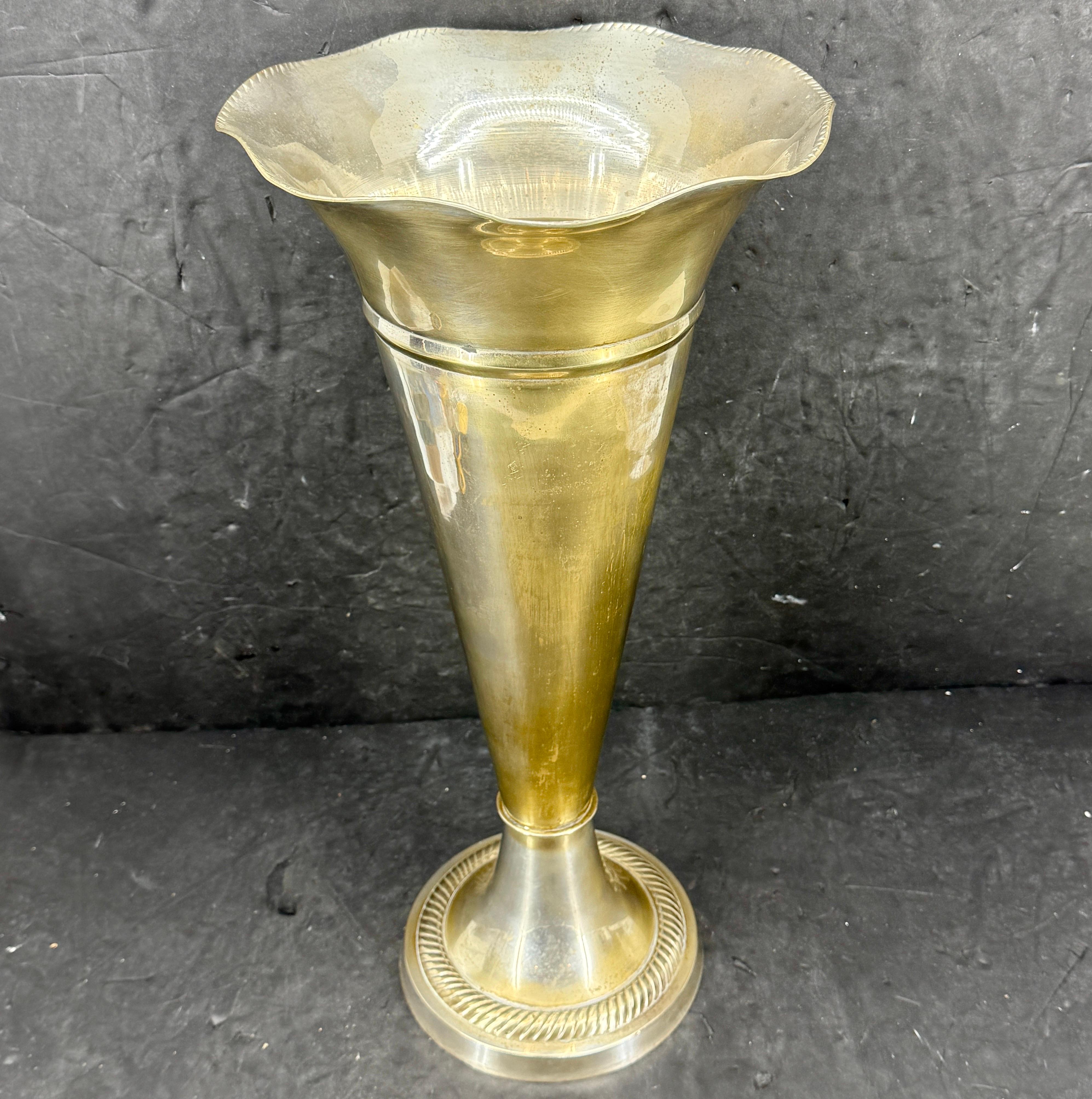 Ce porte-parapluie classique est très polyvalent et peut être utilisé aussi bien près de la porte d'entrée que dans un coin de la salle de bain. Nous voyons également ce stand dans un environnement de vente au détail. 