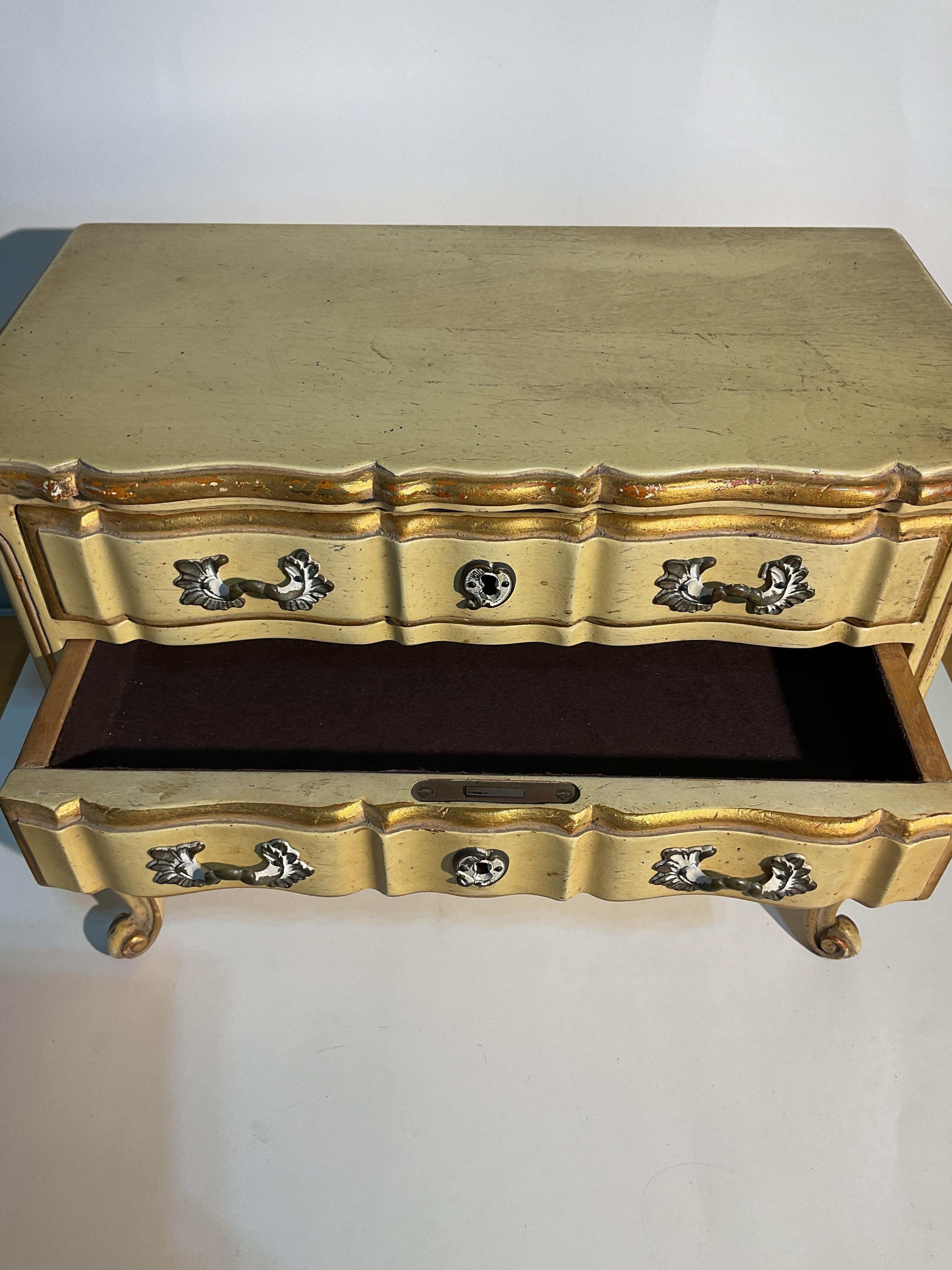 Cómoda miniatura para joyas de estilo francés de mediados de siglo Provincial francés en venta