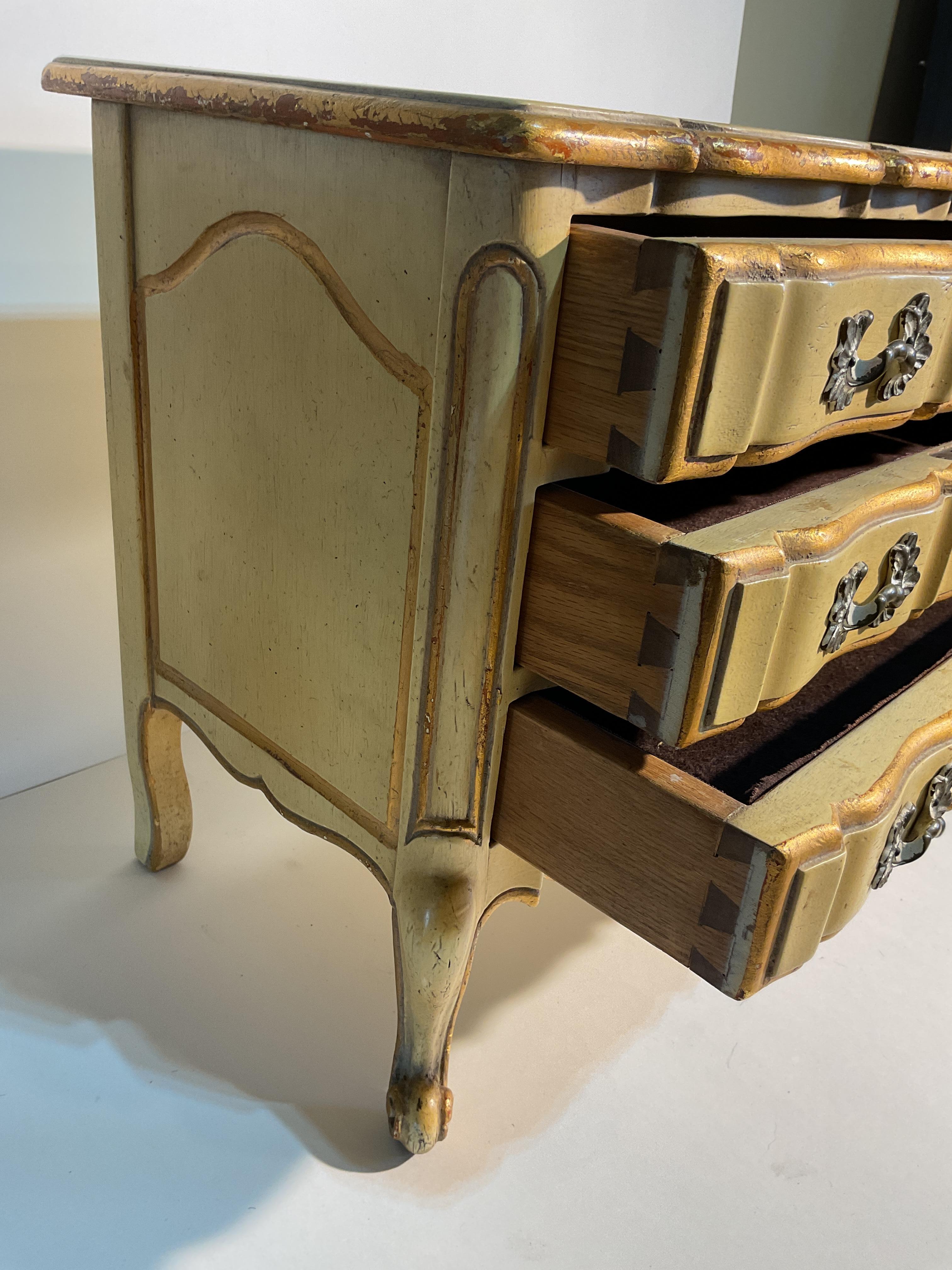 Cómoda miniatura para joyas de estilo francés de mediados de siglo Estadounidense en venta