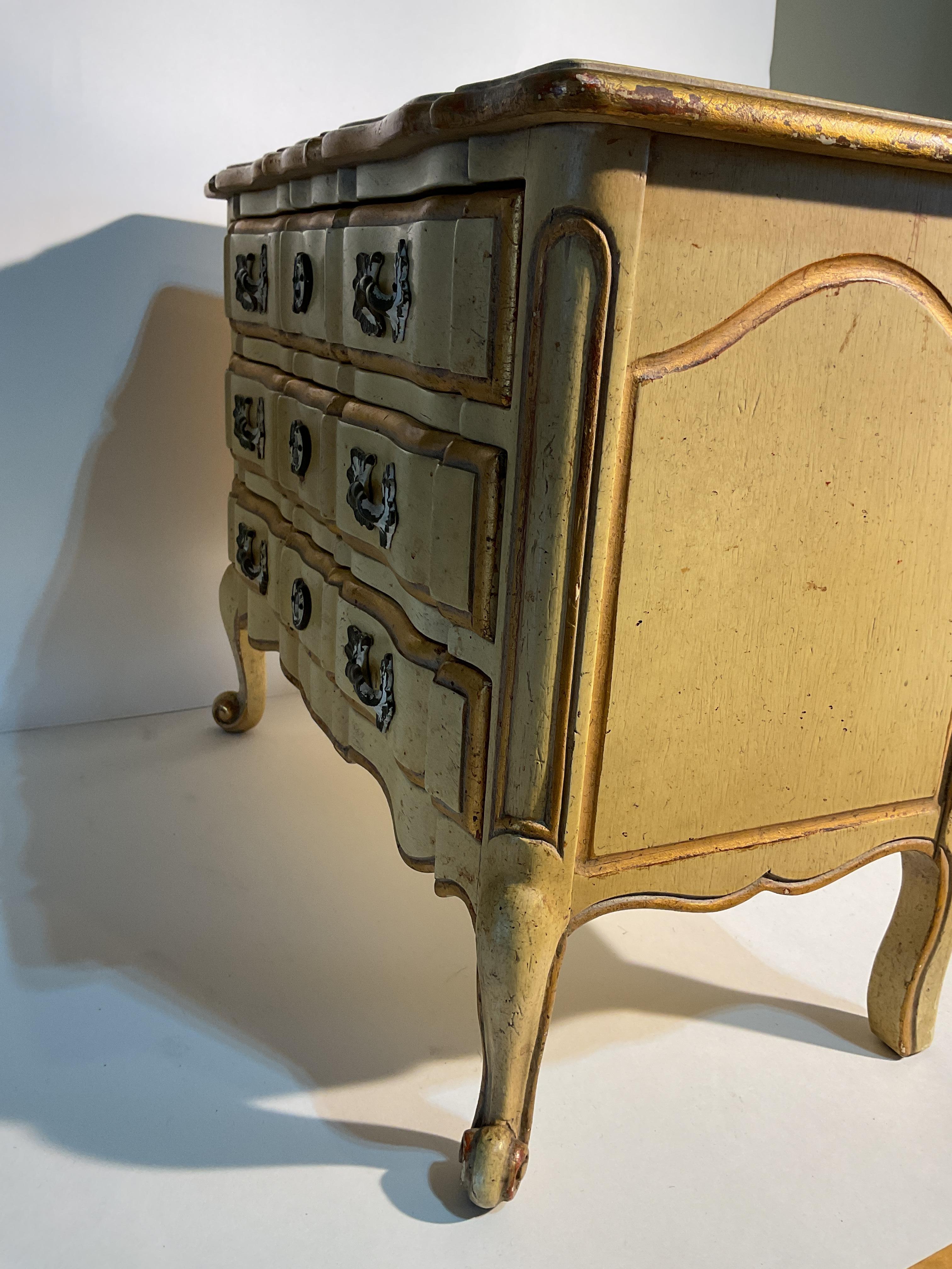 Cómoda miniatura para joyas de estilo francés de mediados de siglo en Bueno estado para la venta en Augusta, GA