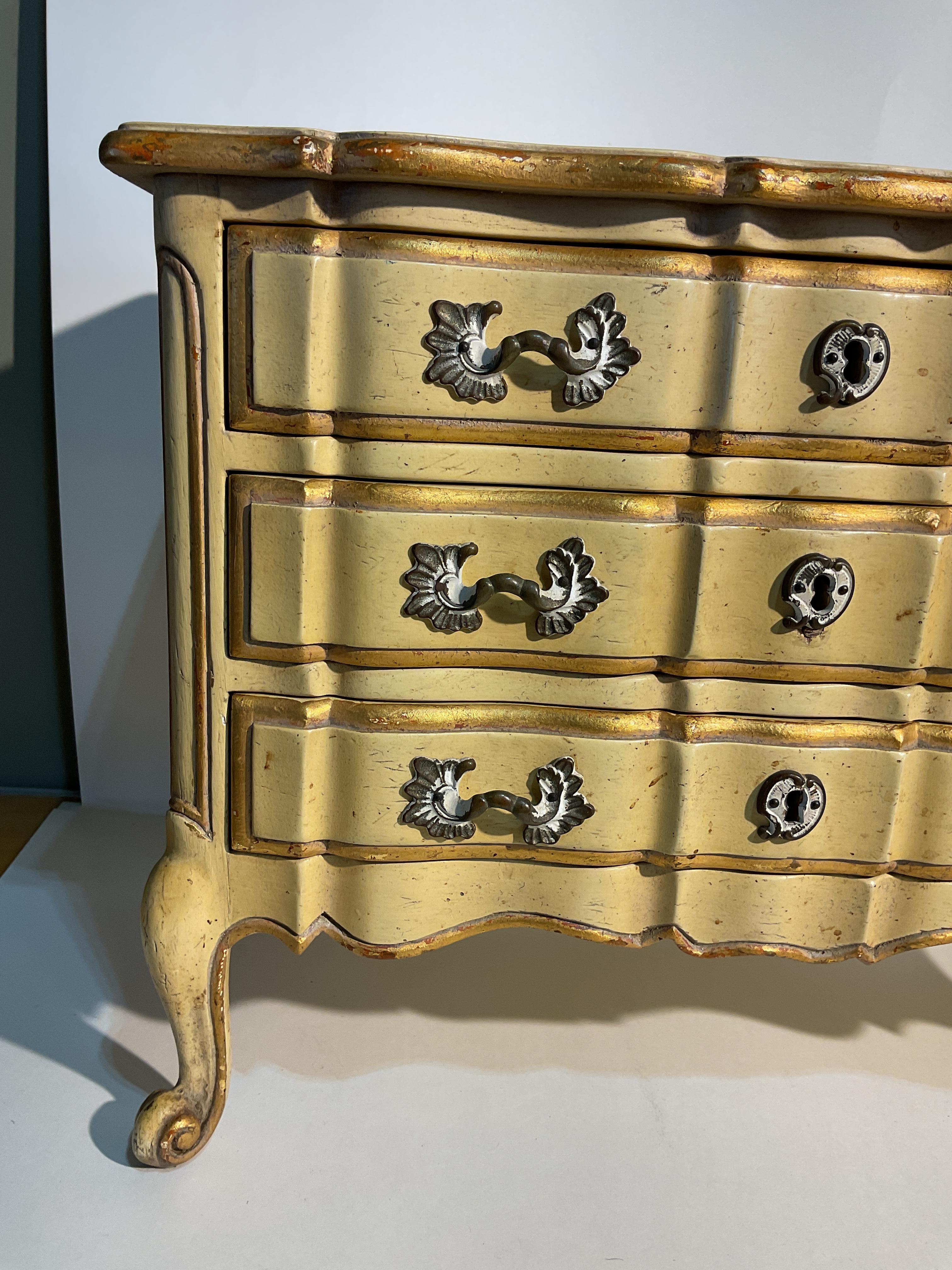 Cómoda miniatura para joyas de estilo francés de mediados de siglo en venta 1