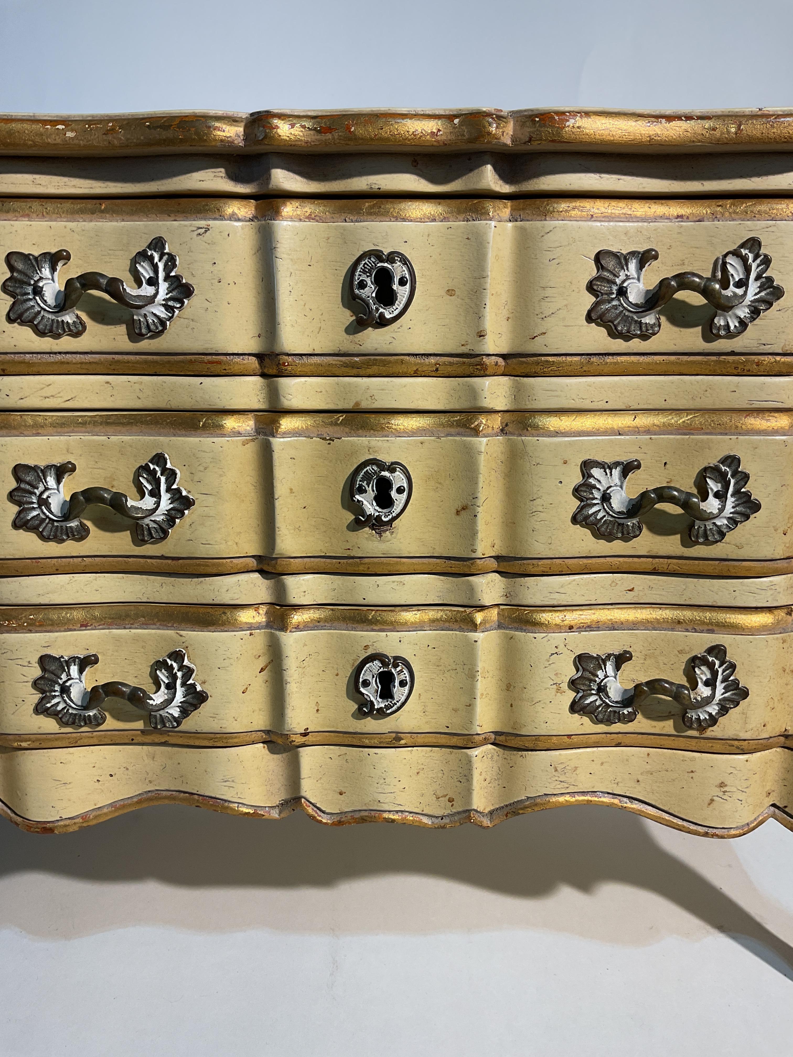 Cómoda miniatura para joyas de estilo francés de mediados de siglo en venta 2