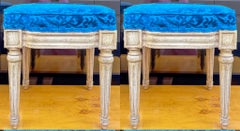 Paire d'ottomans/tabourets peints de style français du milieu du siècle dernier
