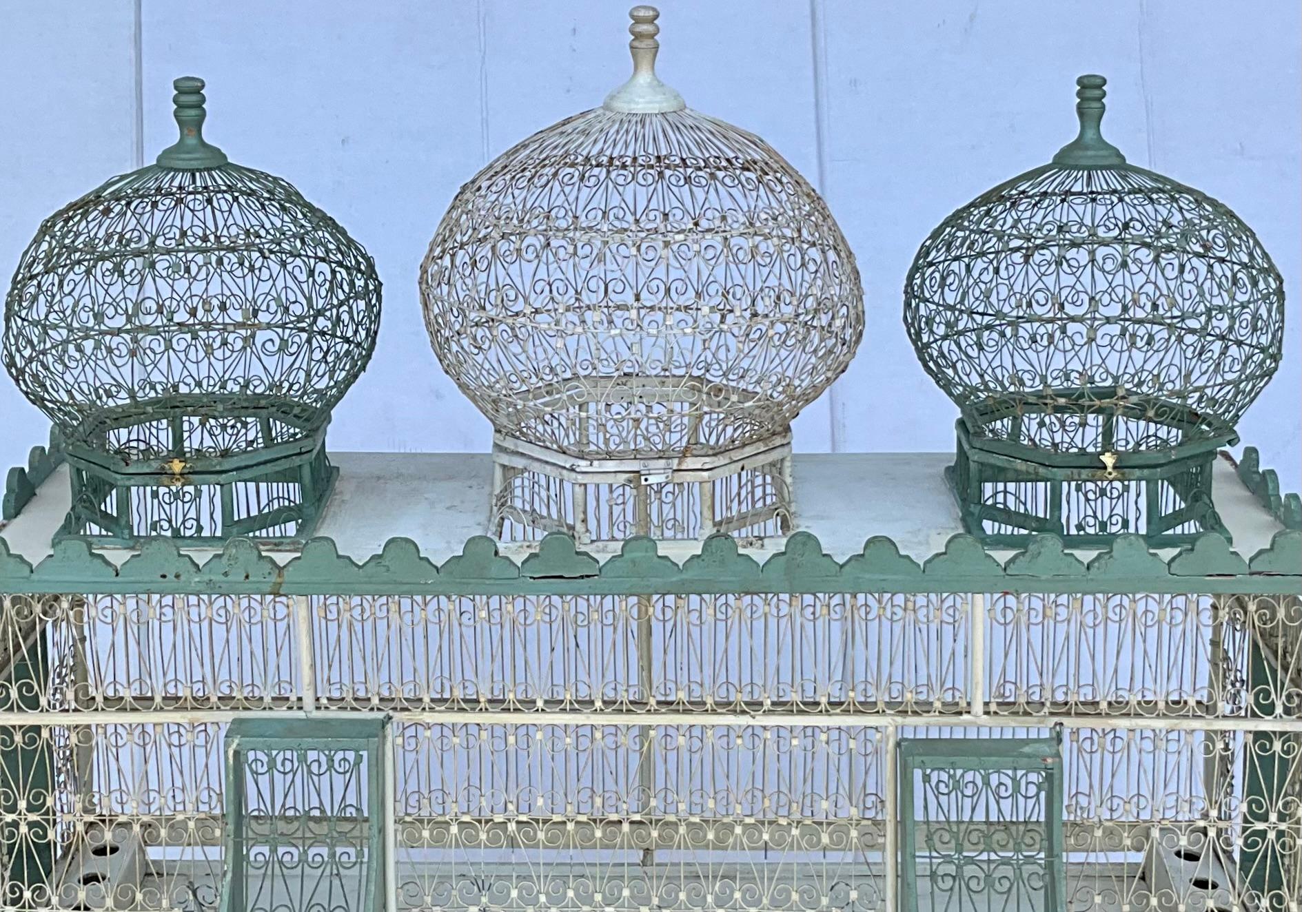 Provincial français Cage à oiseaux / nichoir à trois ballons peints de style français du milieu du siècle dernier  en vente