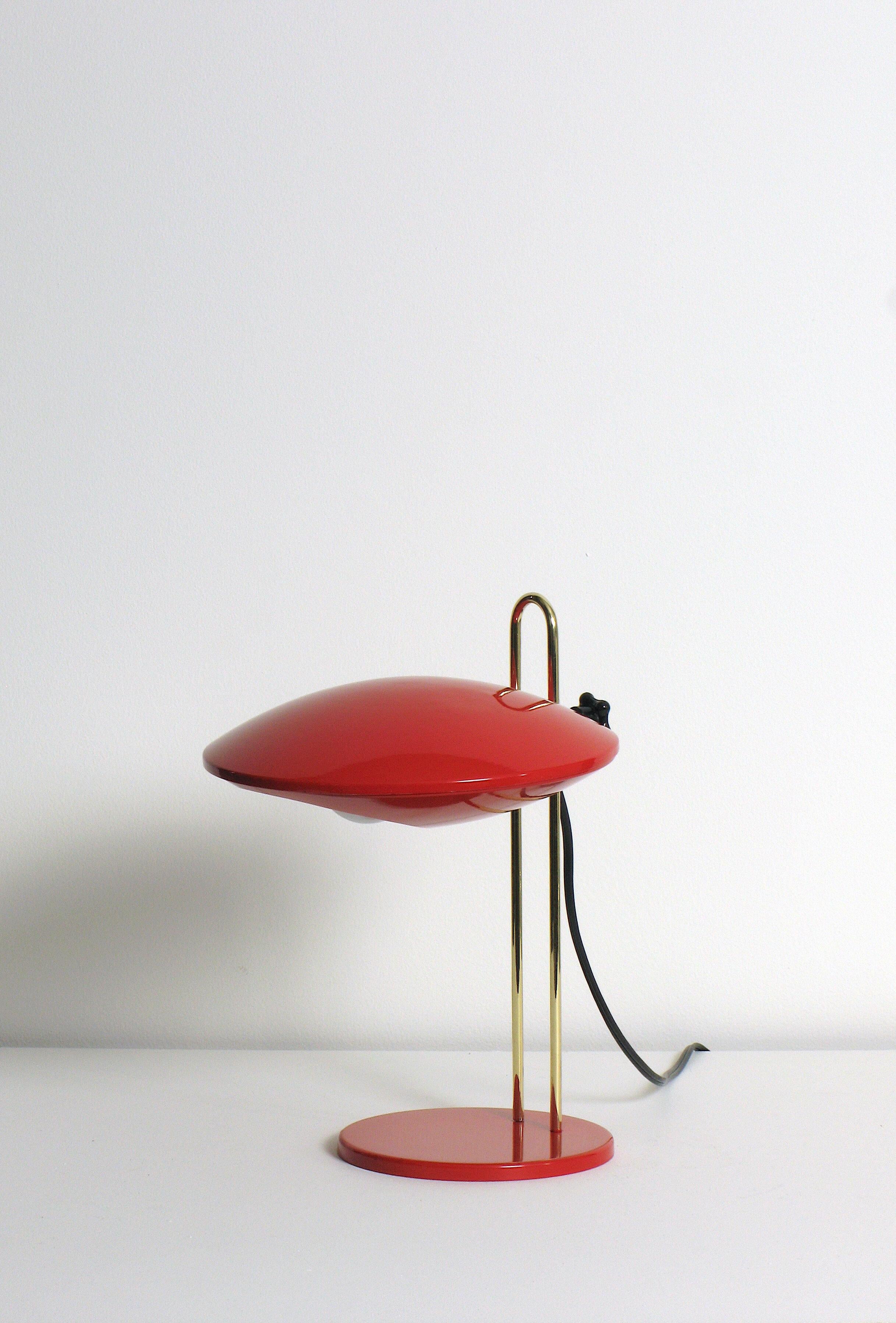 Lámpara de mesa francesa de mediados de siglo, de Aluminor.

Lámpara de mesa francesa tipo ovni fabricada en la década de 1960. Pantalla de aluminio esmaltado perforado, pinza ajustable de acero y baquelita, tija de acero latonado, base de acero