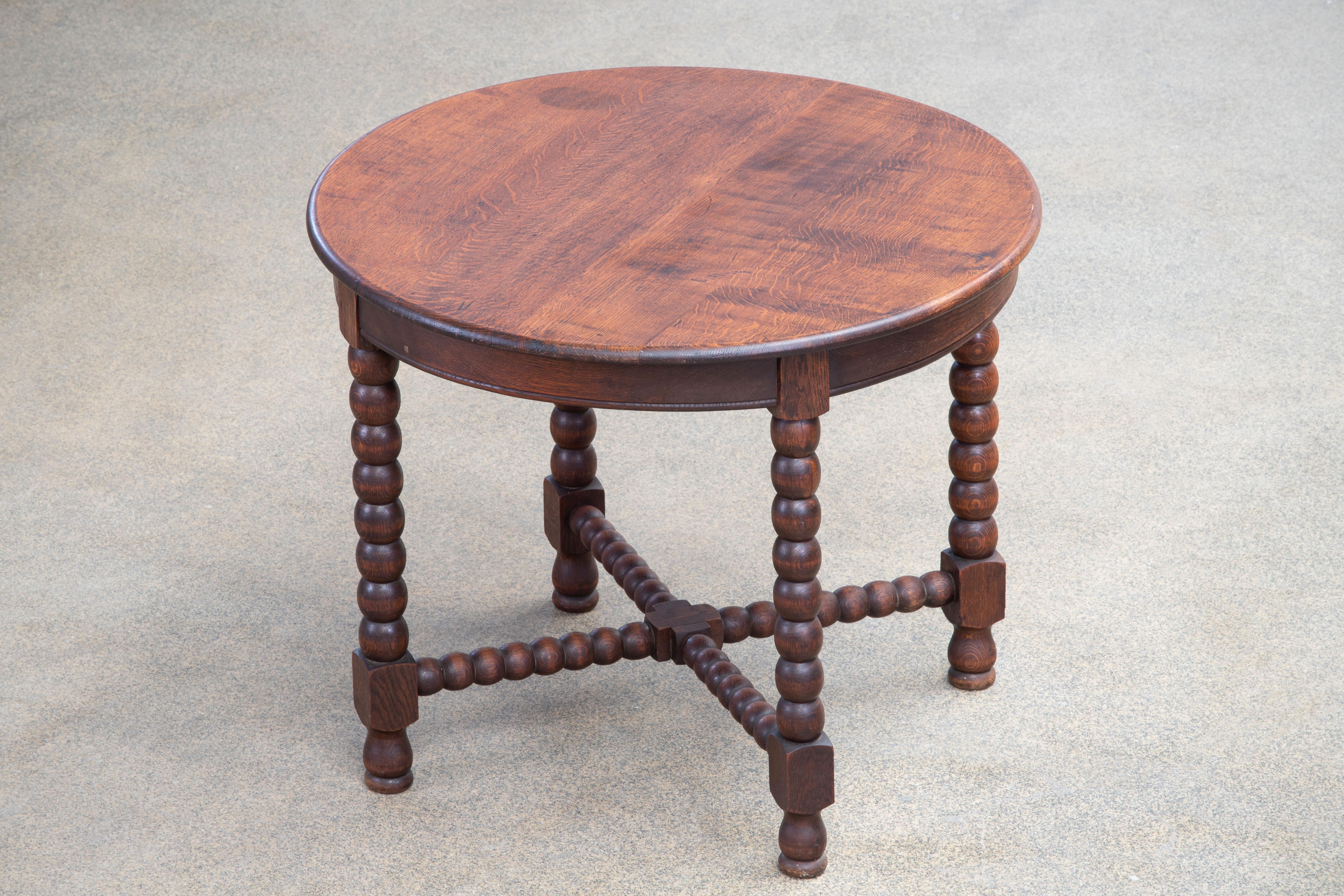 French work, table in oak wood featuring bobbin turned legs.
Solid wood in perfect condition, beautiful patina.

This table is raised on a base composed of four turned legs and a cross-shaped stretcher, also turned.

This table find it's