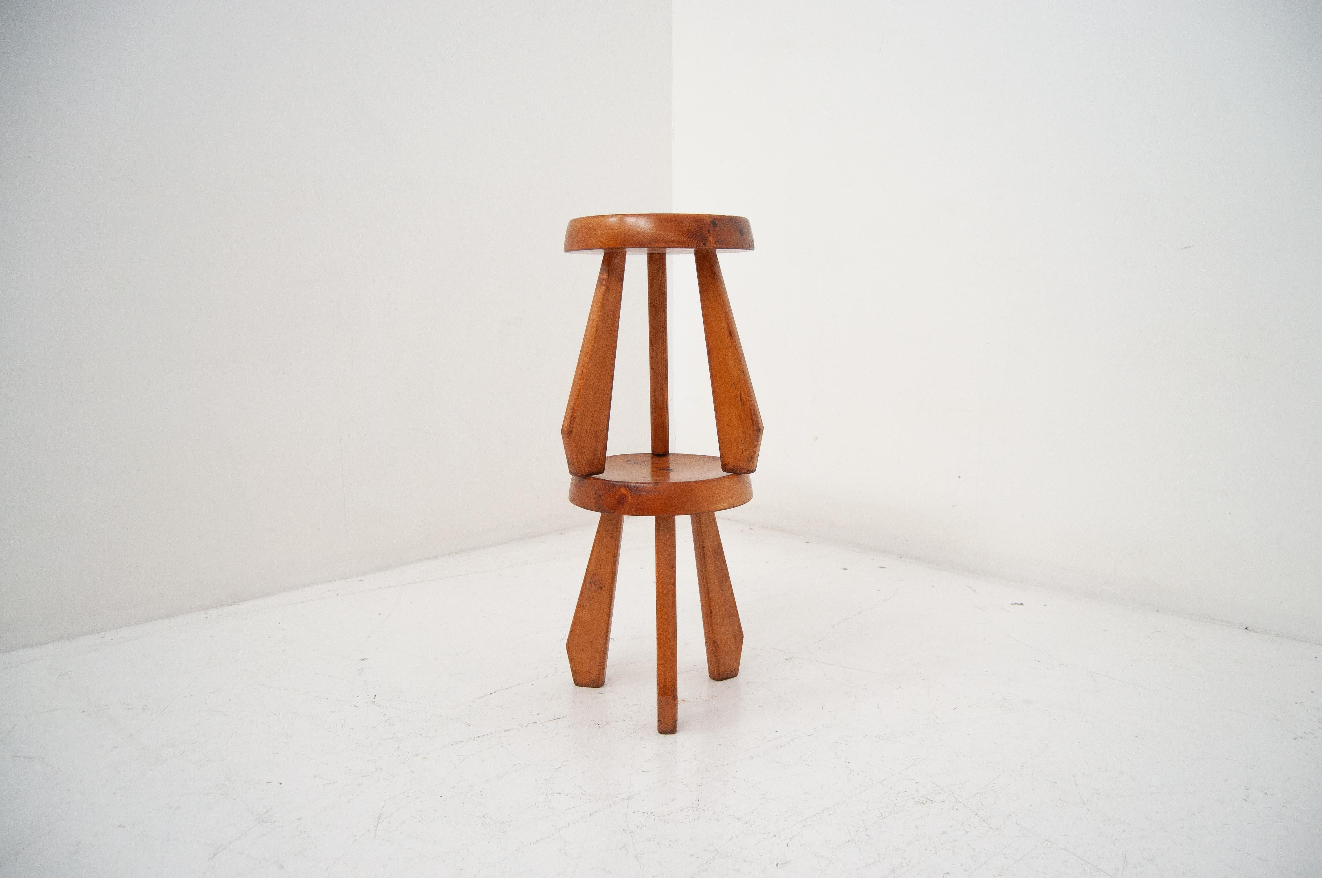 Mid-Century moderno Sgabello francese di metà secolo in pino massiccio 'Tabouret Sandoz' di Charlotte Perriand in vendita
