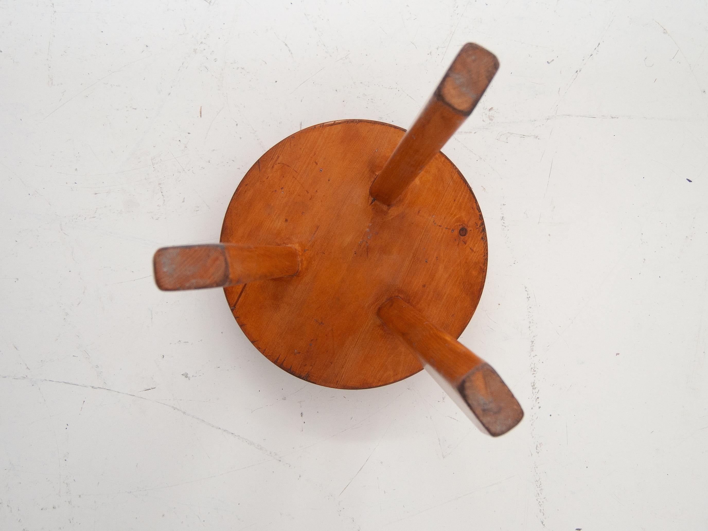 Legno Sgabello francese di metà secolo in pino massiccio 'Tabouret Sandoz' di Charlotte Perriand in vendita