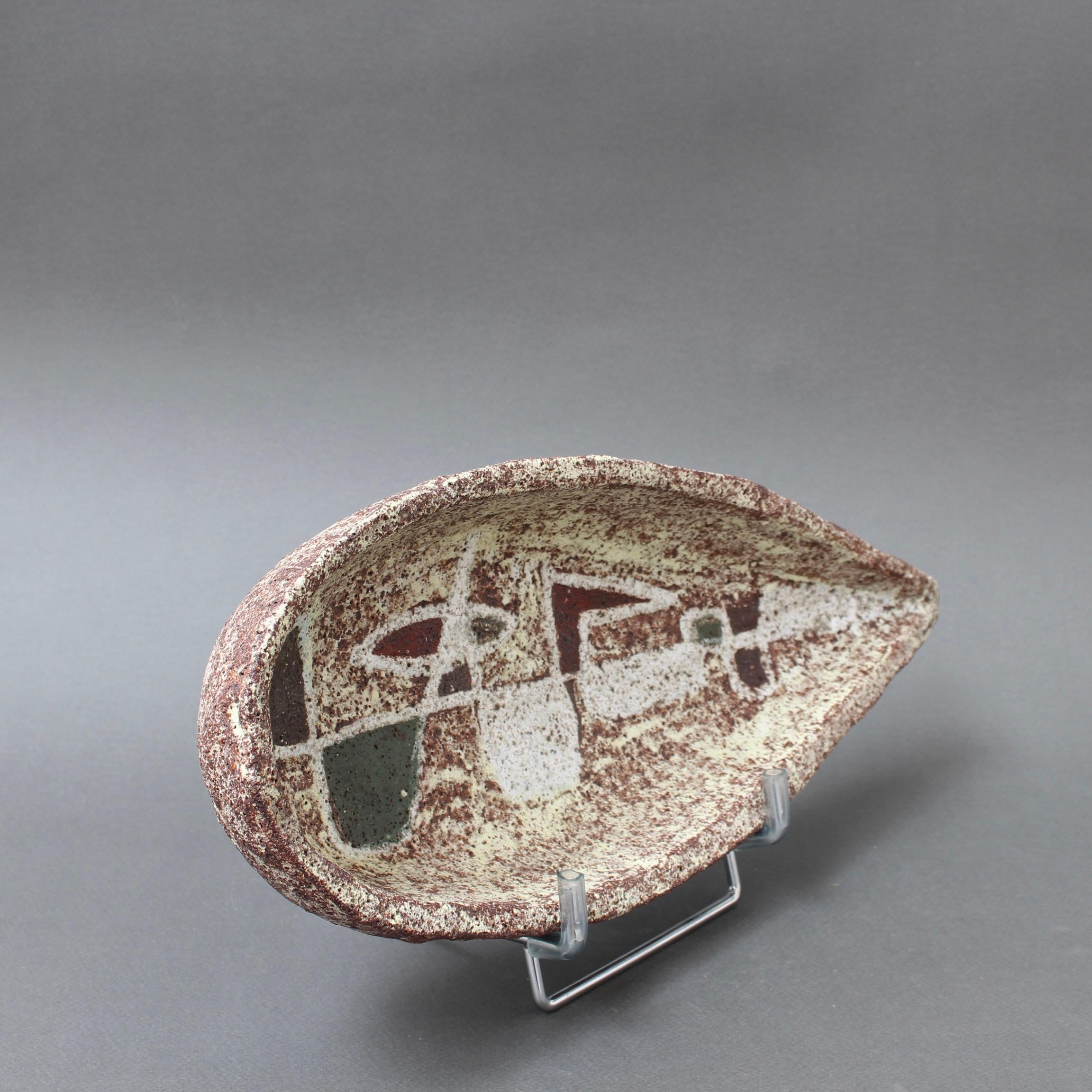 Mid-Century French Textured Ceramic Dish by Accolay (circa 1960s) In Good Condition For Sale In London, GB