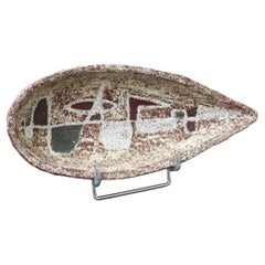 Plato de cerámica texturizada francesa de mediados de siglo de Accolay (hacia 1960)