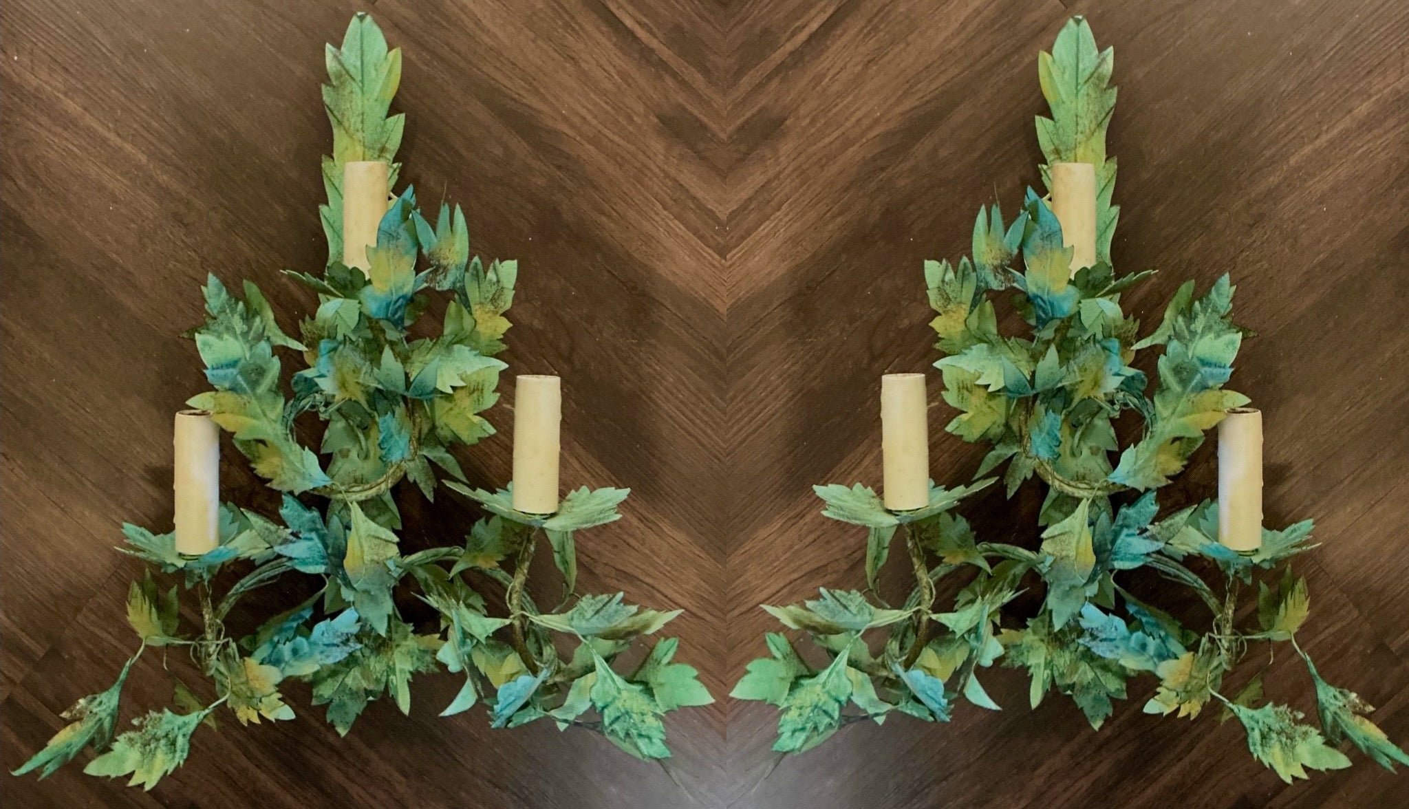 Si tratta di una coppia di appliques in tole francese dell'epoca Hollywood Regency, composte da foglie a cascata in metallo dipinto. Sono funzionanti e hanno un cablaggio aggiornato. Potrebbero essere molto attraenti anche con le tonalità più