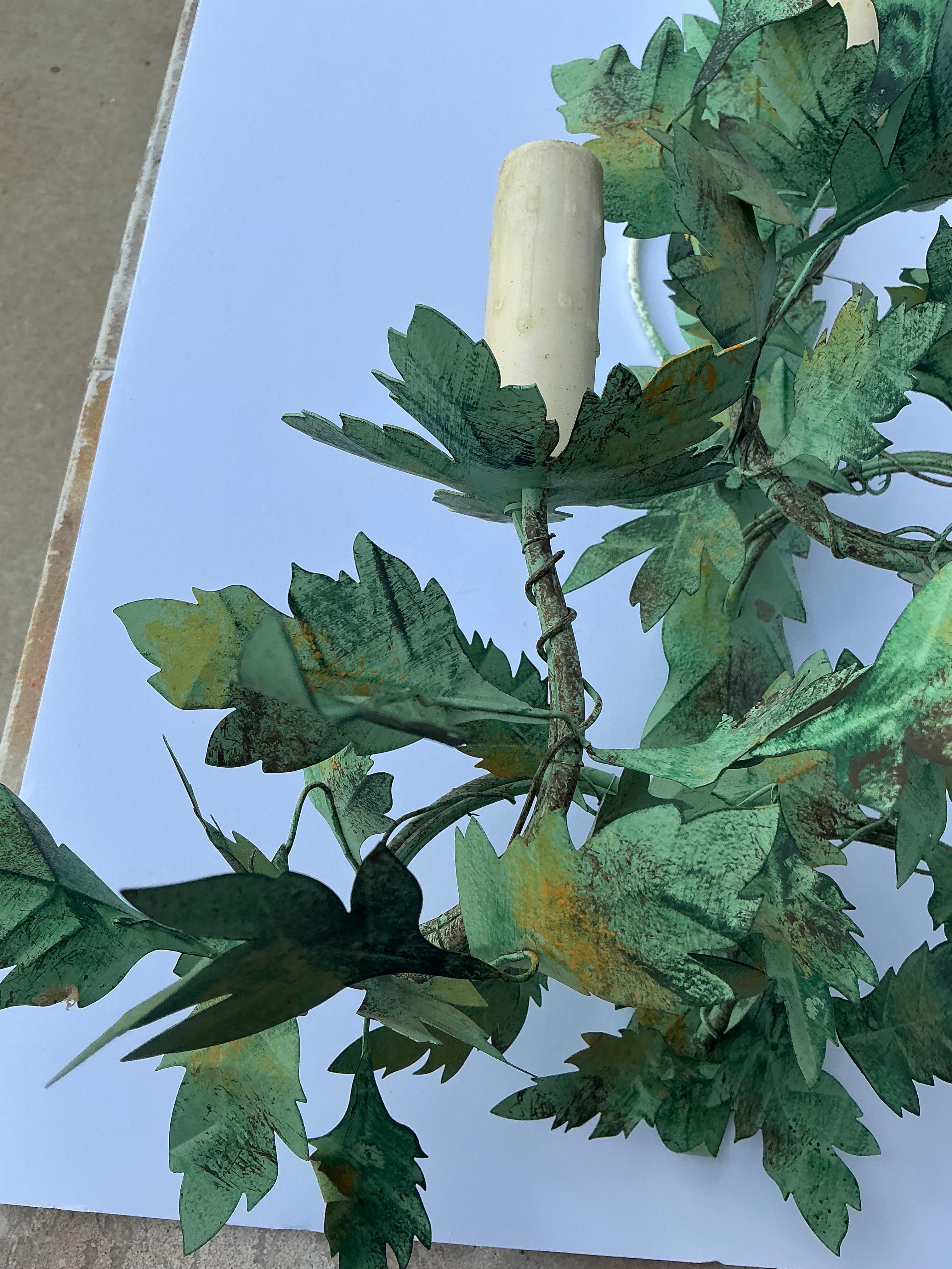 XX secolo Applique da parete in tiglio francese di metà secolo - coppia in vendita