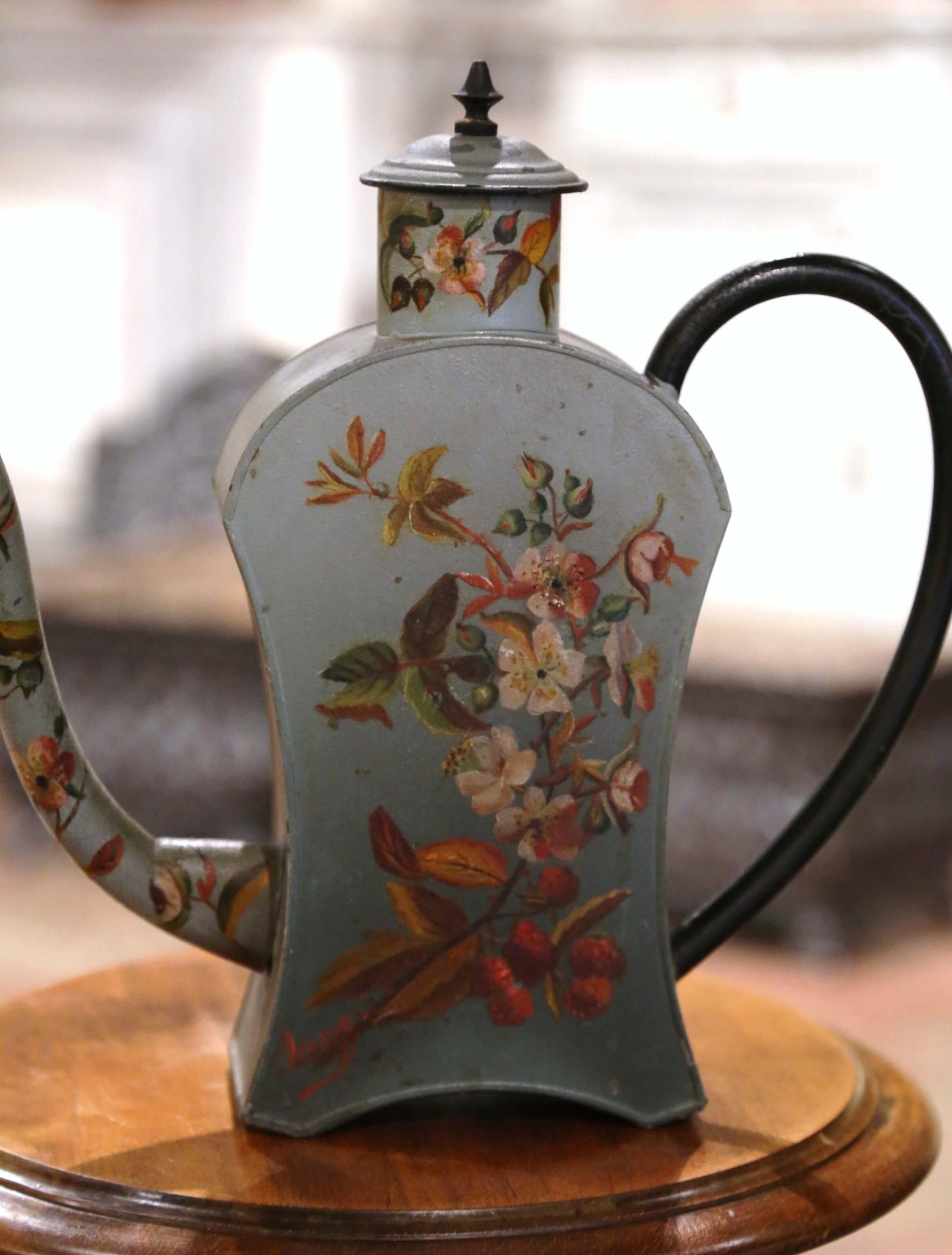 Französische Tole-Wasserdose aus der Mitte des Jahrhunderts mit Blumen- und Pflanzenmotiven (Handbemalt) im Angebot