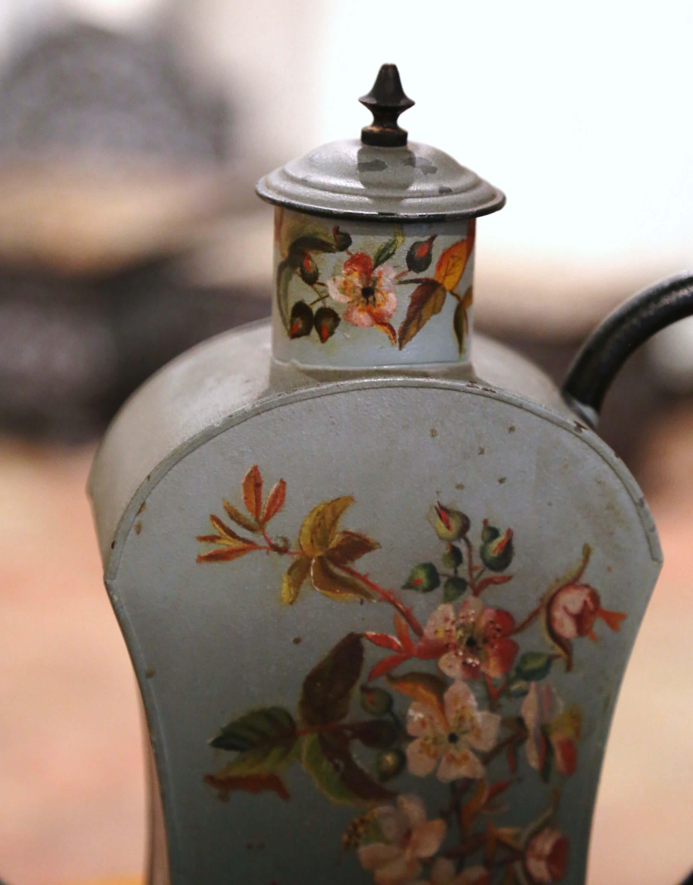 Französische Tole-Wasserdose aus der Mitte des Jahrhunderts mit Blumen- und Pflanzenmotiven (Metall) im Angebot