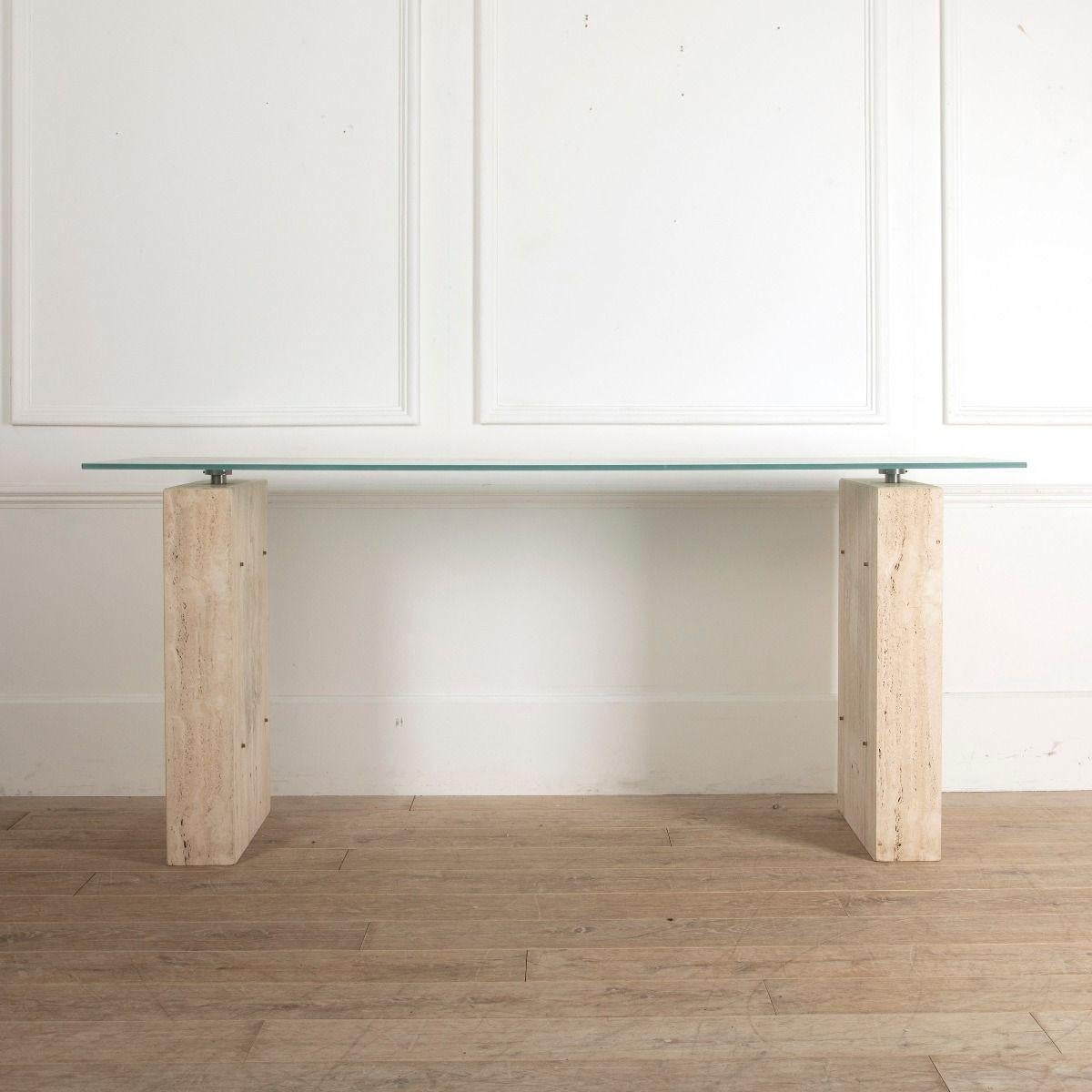 Table unique en travertin français du 20e siècle.
De grande taille, avec des supports de piédestal en travertin. Le travertin est une forme de calcaire déposé par des sources minérales, en particulier des sources chaudes.
La pierre est surmontée