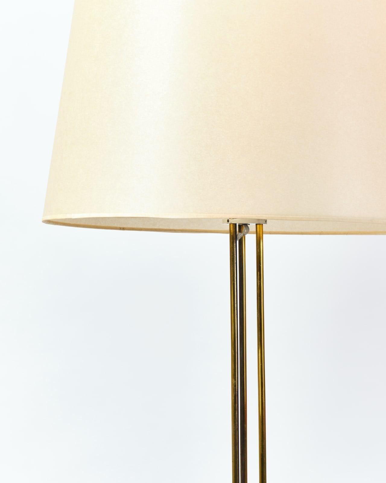 Französische Stehlampe mit dreifachem Stiel aus Messing im Mid-Century Modern Design.


Abmessungen: H139 x T28 cm.