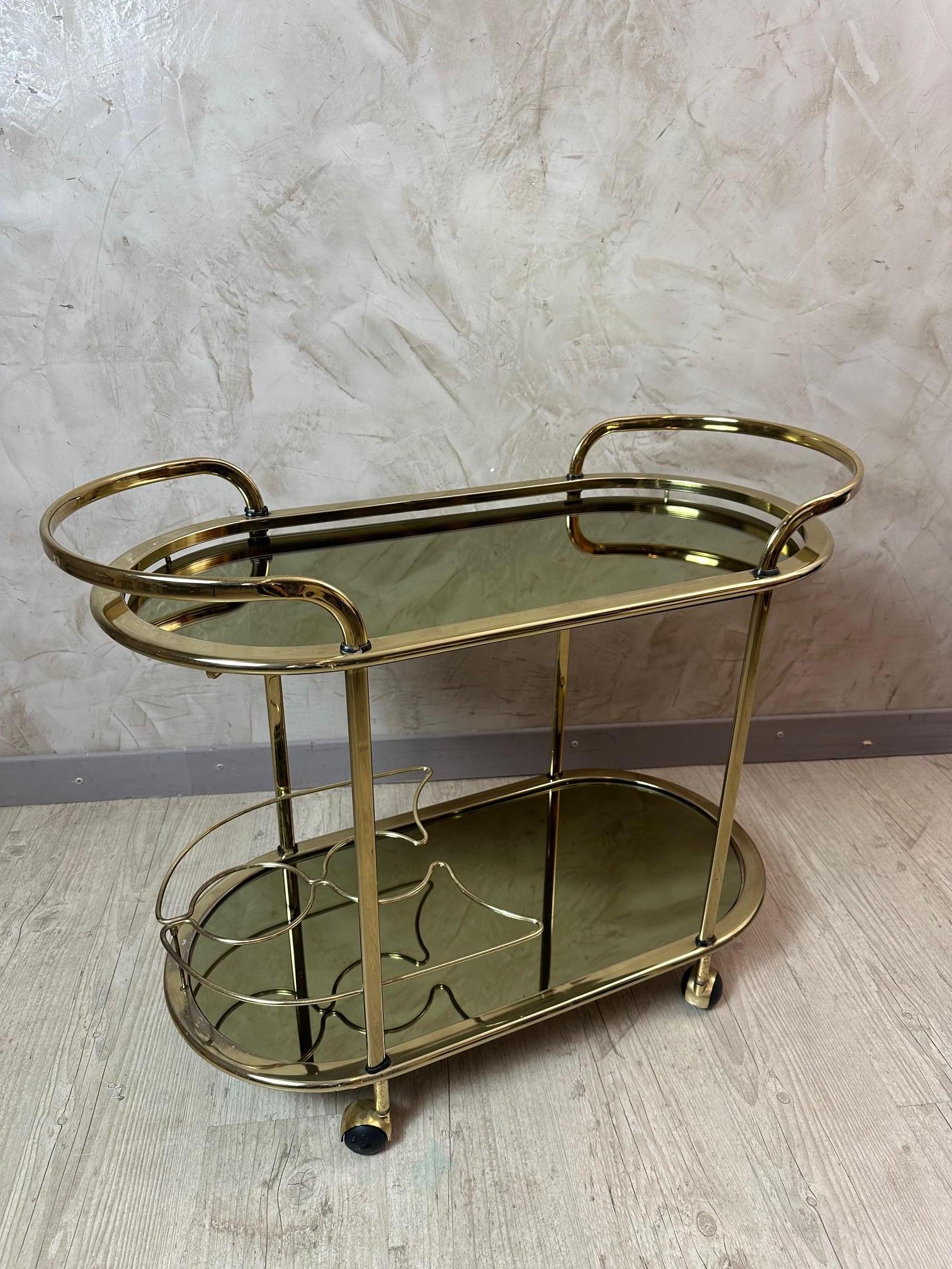 Sehr schöner Messing-Wagen aus den 70er Jahren in gutem Zustand auf Rädern.
Doppelte herausnehmbare Glasablagen. Platz für zwei Flaschen.
Sehr gute Qualität. Für Liebhaber von Vintage-Möbeln.