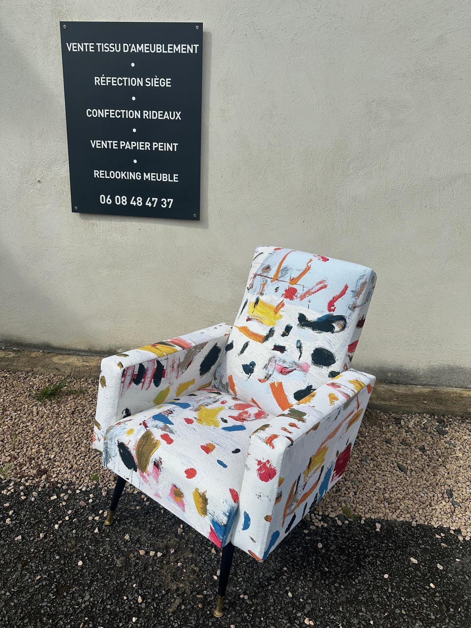 Fauteuil des années 70 entièrement retapissé par nos soins (nous sommes tapissier) avec un très beau tissu  de la fameuse maison Pierre Frey (78 % Coton - 14 % Acrylique - 5 % Polyester - 3 % Viscose).
Concernant le tissu : Une galerie dans le 11e