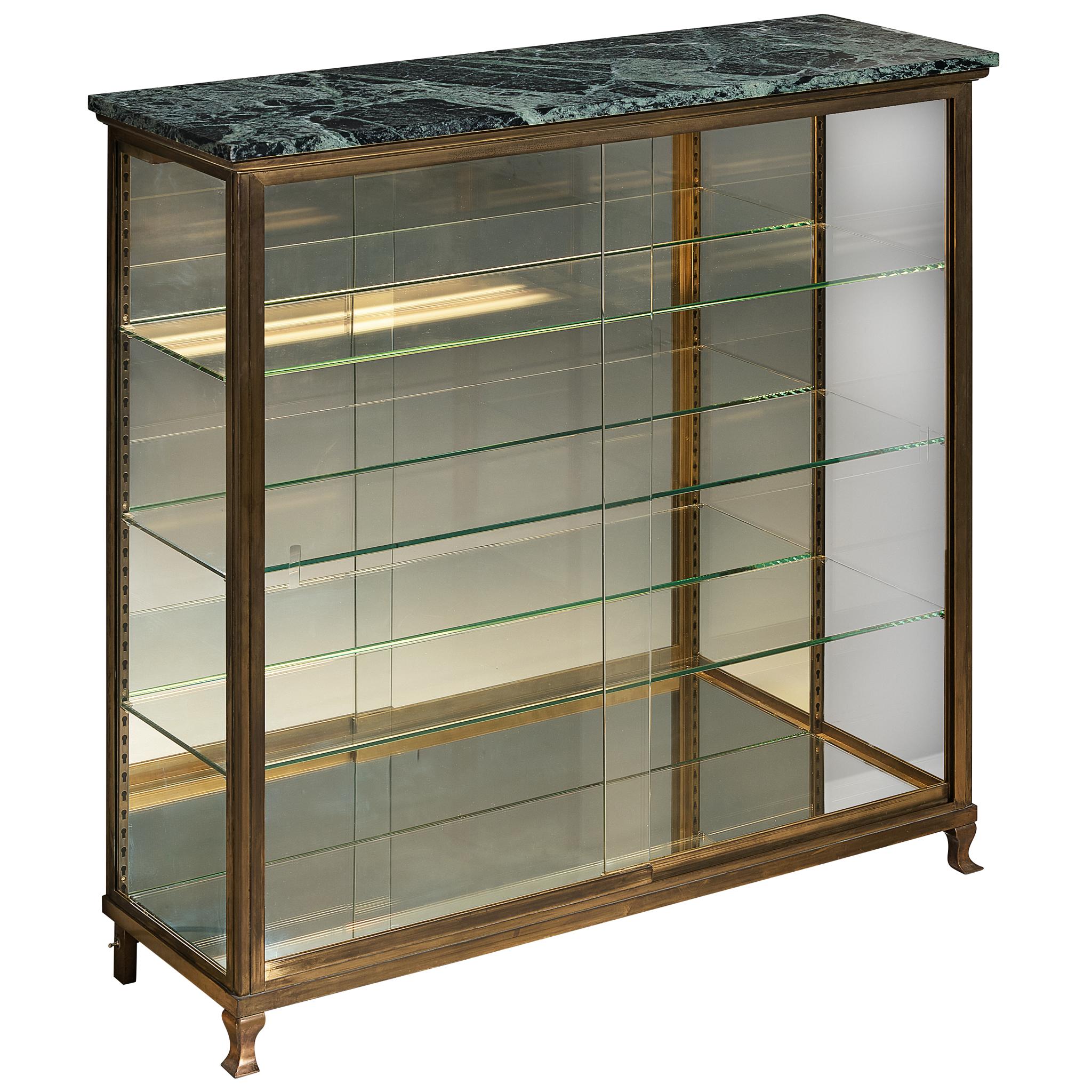 Vitrina francese di metà secolo in ottone e marmo in vendita 3
