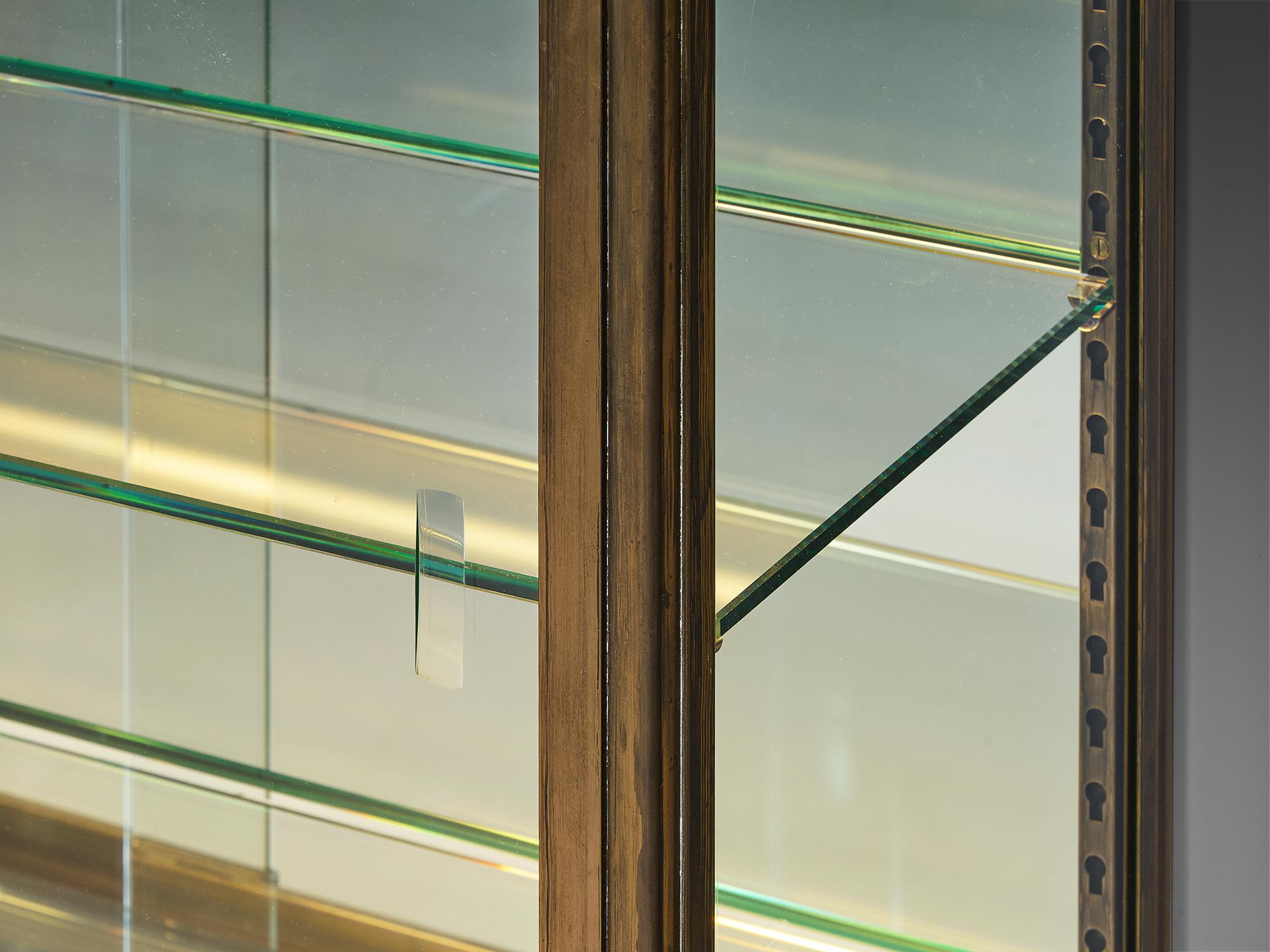 Vitrina francese di metà secolo in ottone e marmo in vendita 8