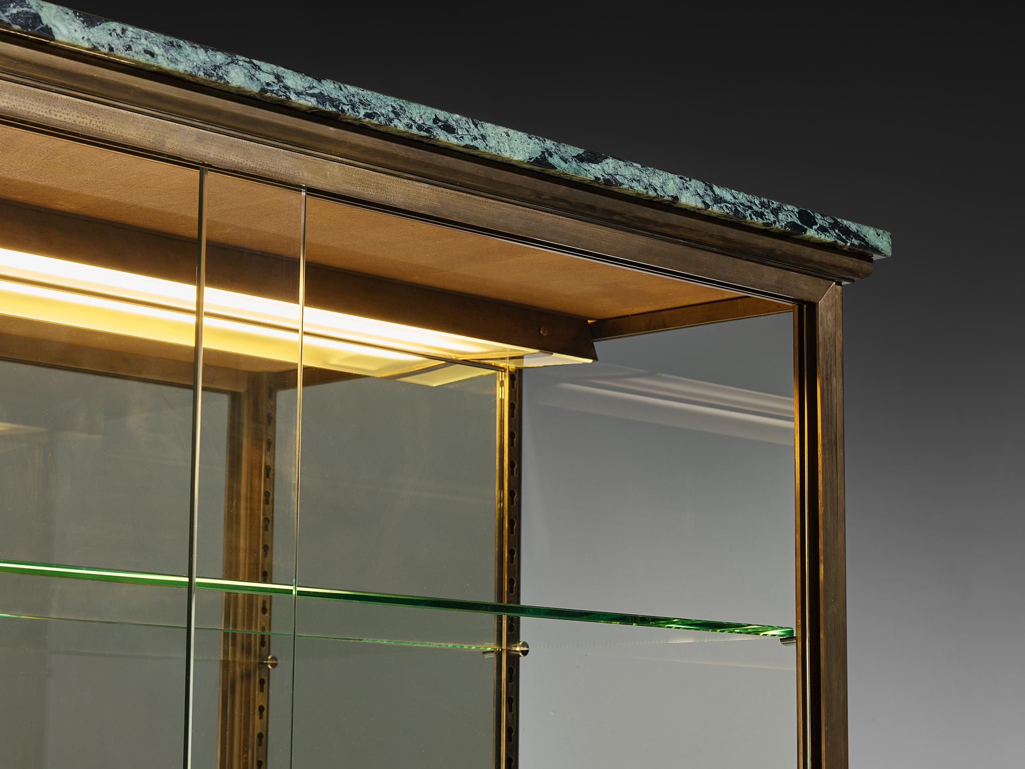 Vitrina francese di metà secolo in ottone e marmo in vendita 10