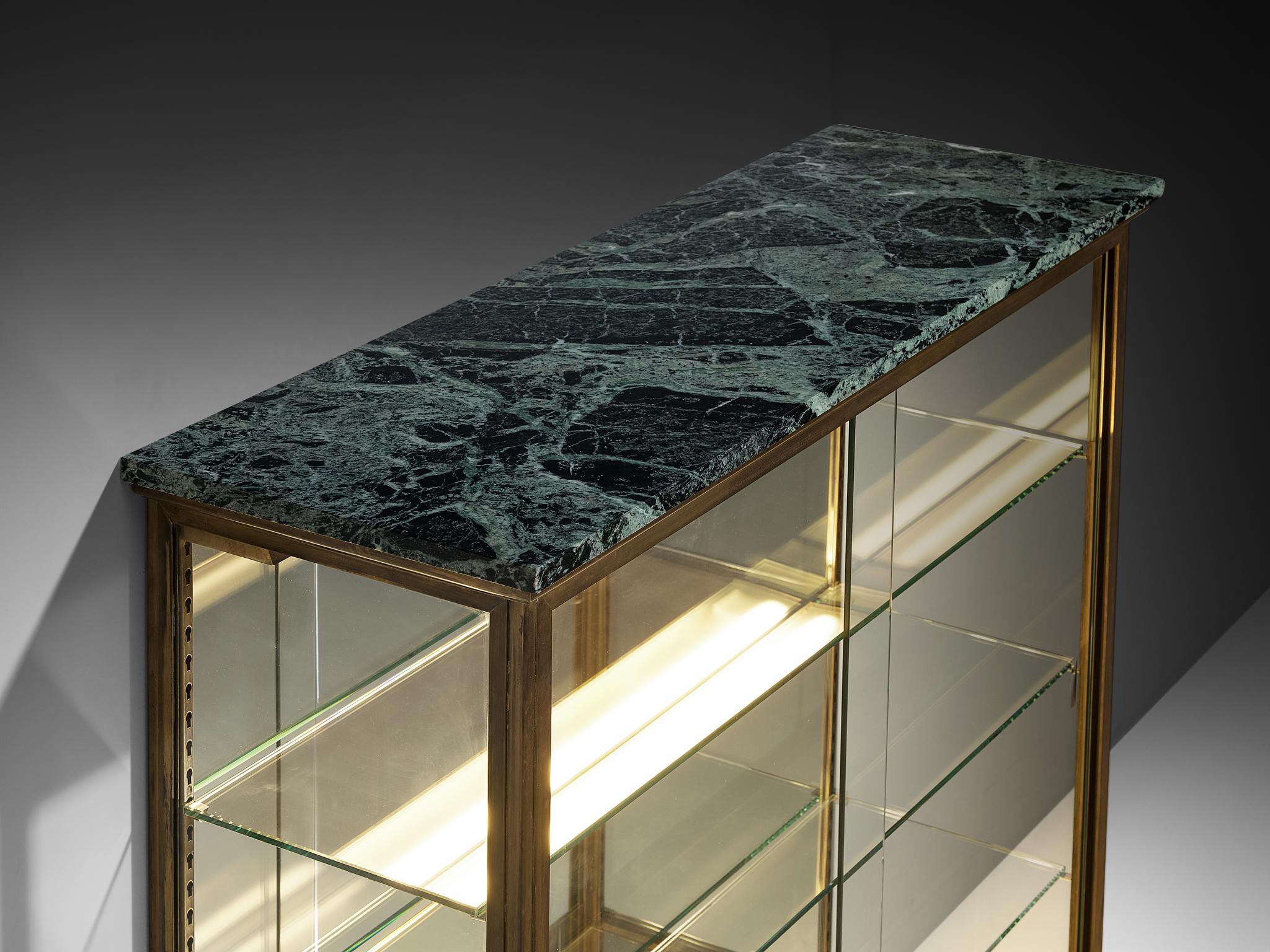 Vitrina francese di metà secolo in ottone e marmo in vendita 11