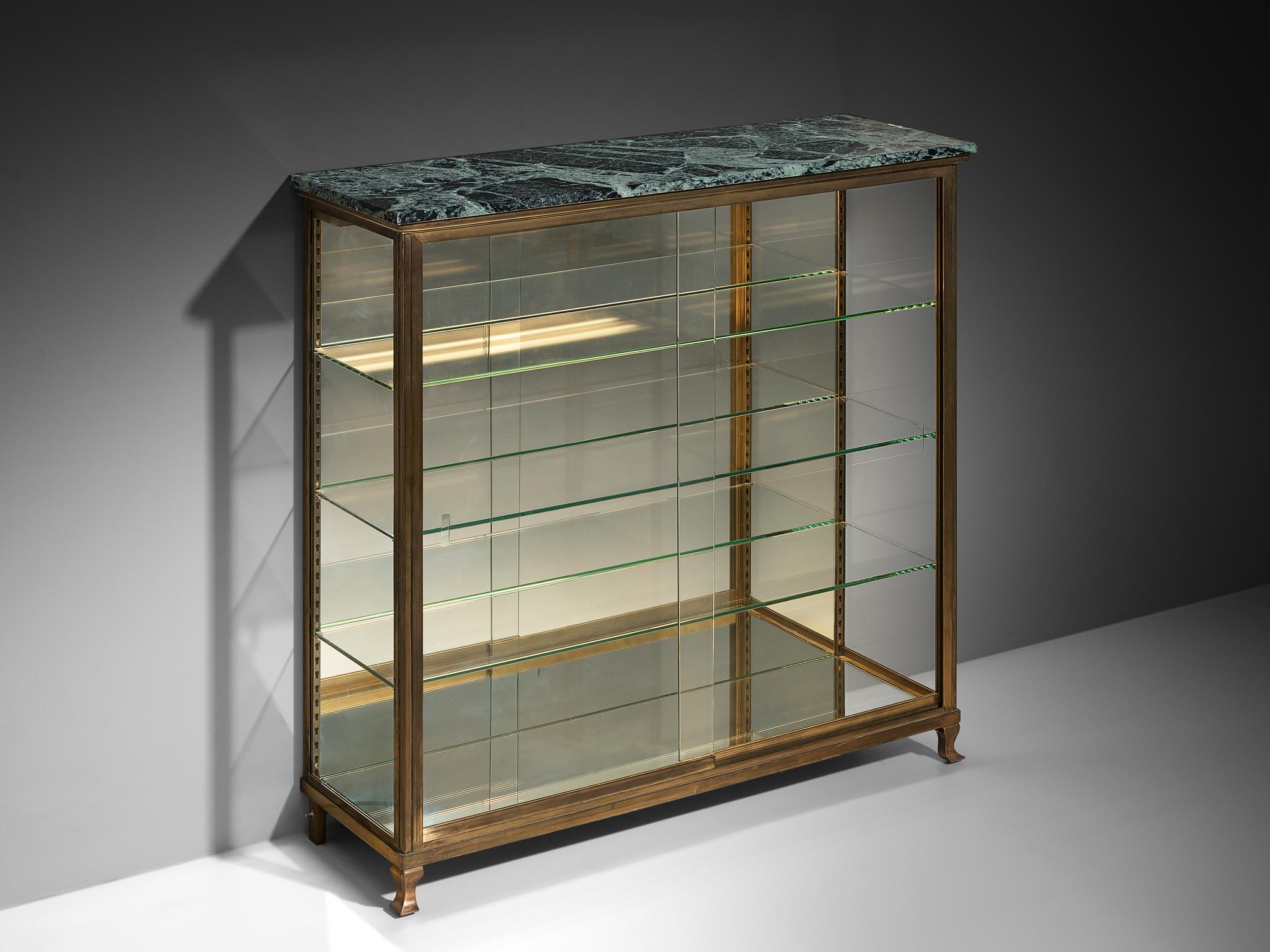 Vitrina, marmo, ottone, vetro, vetro specchiato, Francia, anni '50. 
 
Si tratta di una raffinata teca in ottone di metà secolo di squisita fattura. La sua struttura in ottone dalle linee pulite è completata da sobri accenti ornamentali lungo le