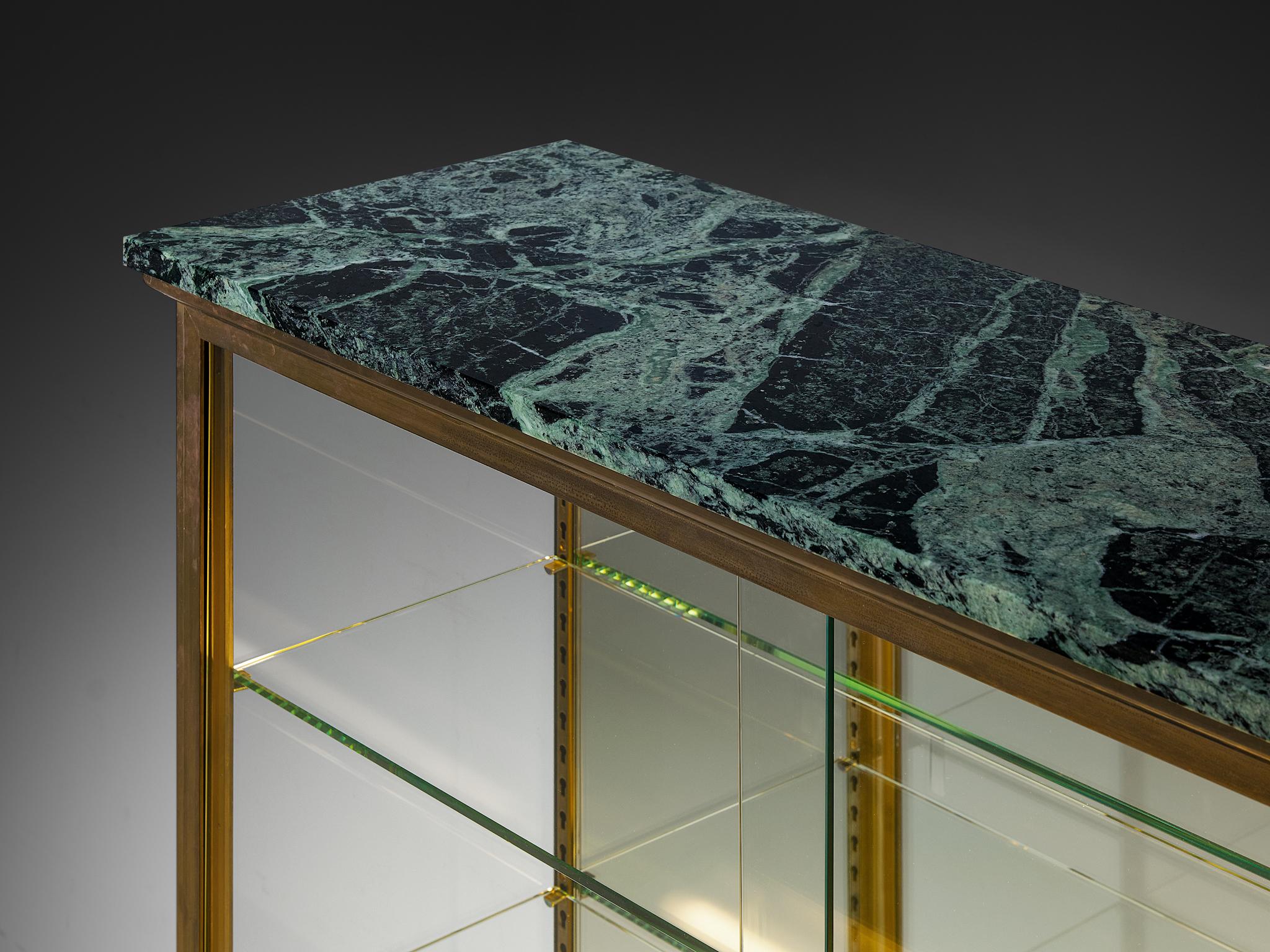 Mid-Century moderno Vitrina francese di metà secolo in ottone e marmo in vendita
