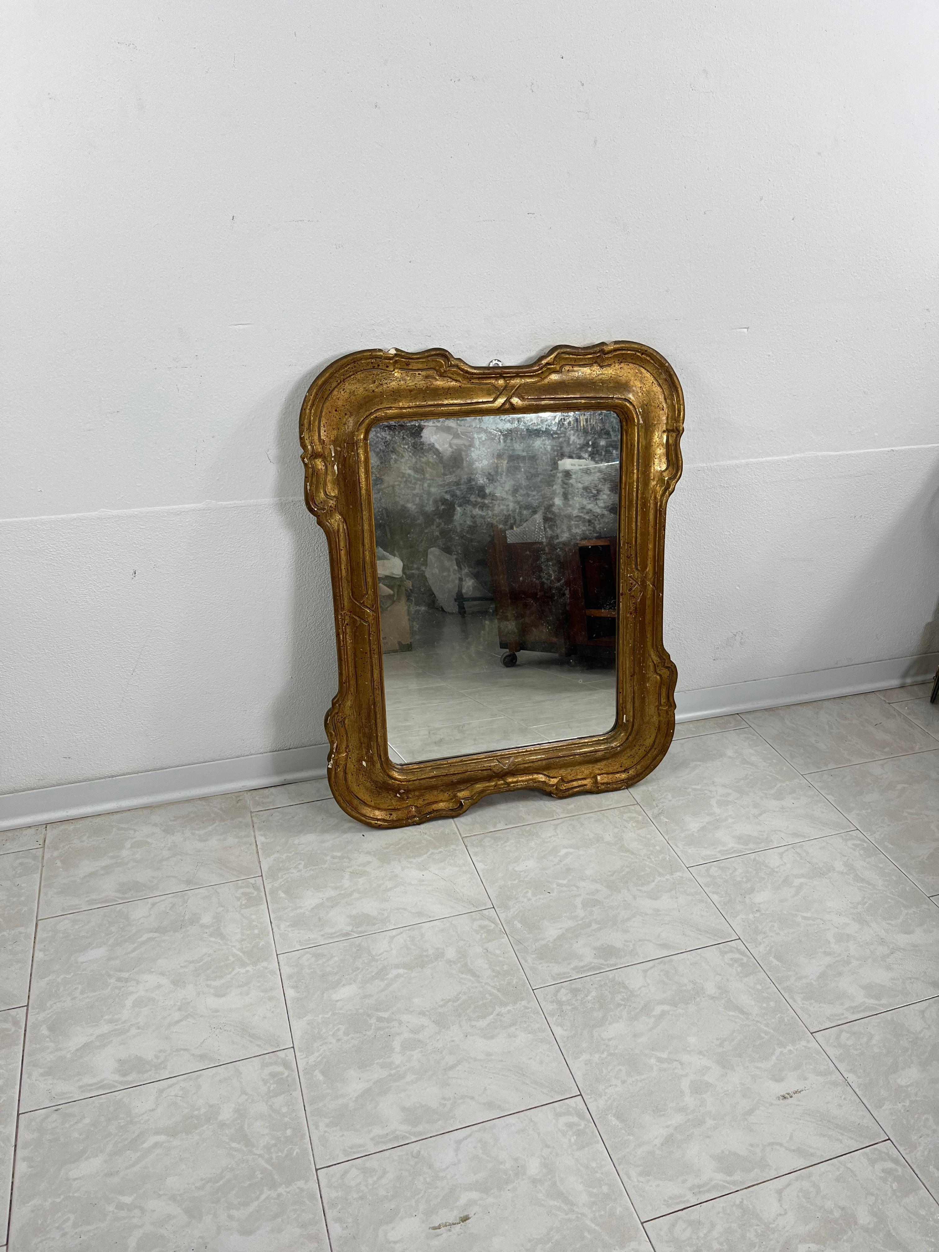 Specchio da parete francese di metà secolo con cornice in legno dorato, anni '30 in vendita 5