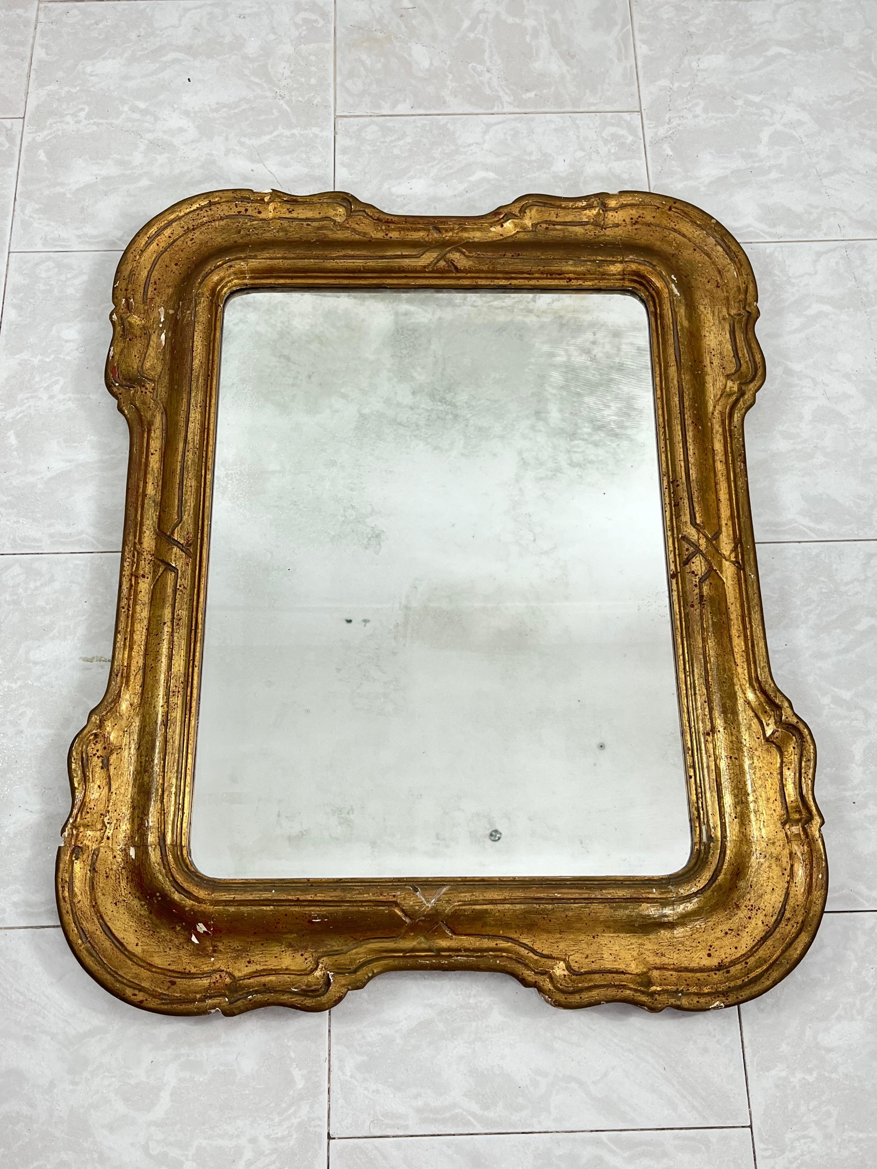 Specchio da parete francese di metà secolo con cornice in legno dorato, anni '30
Lo specchio ha una patina di età e la cornice presenta alcune crepe.
Nel complesso in buone condizioni.
Un oggetto molto affascinante e raro.