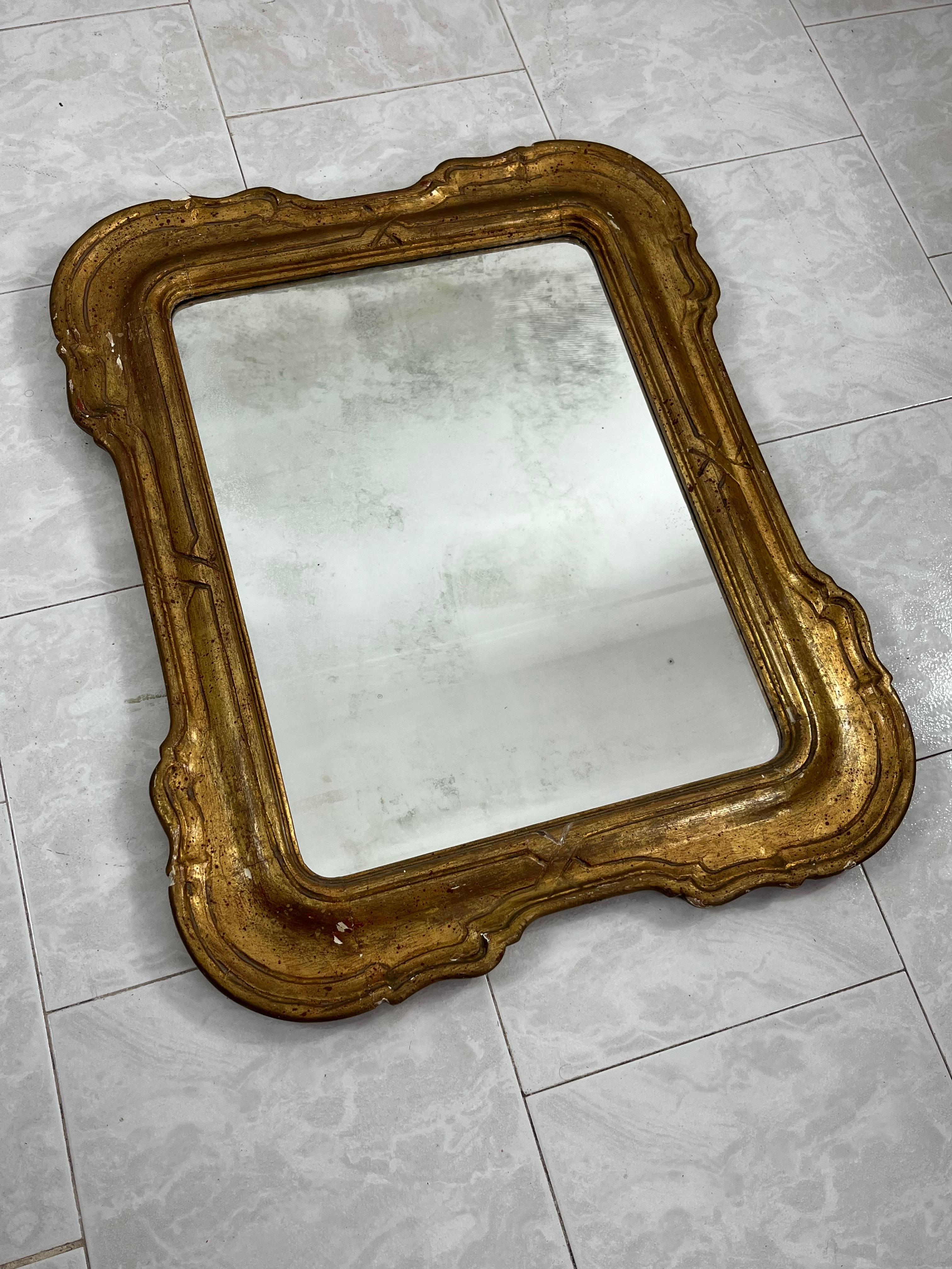 Francese Specchio da parete francese di metà secolo con cornice in legno dorato, anni '30 in vendita