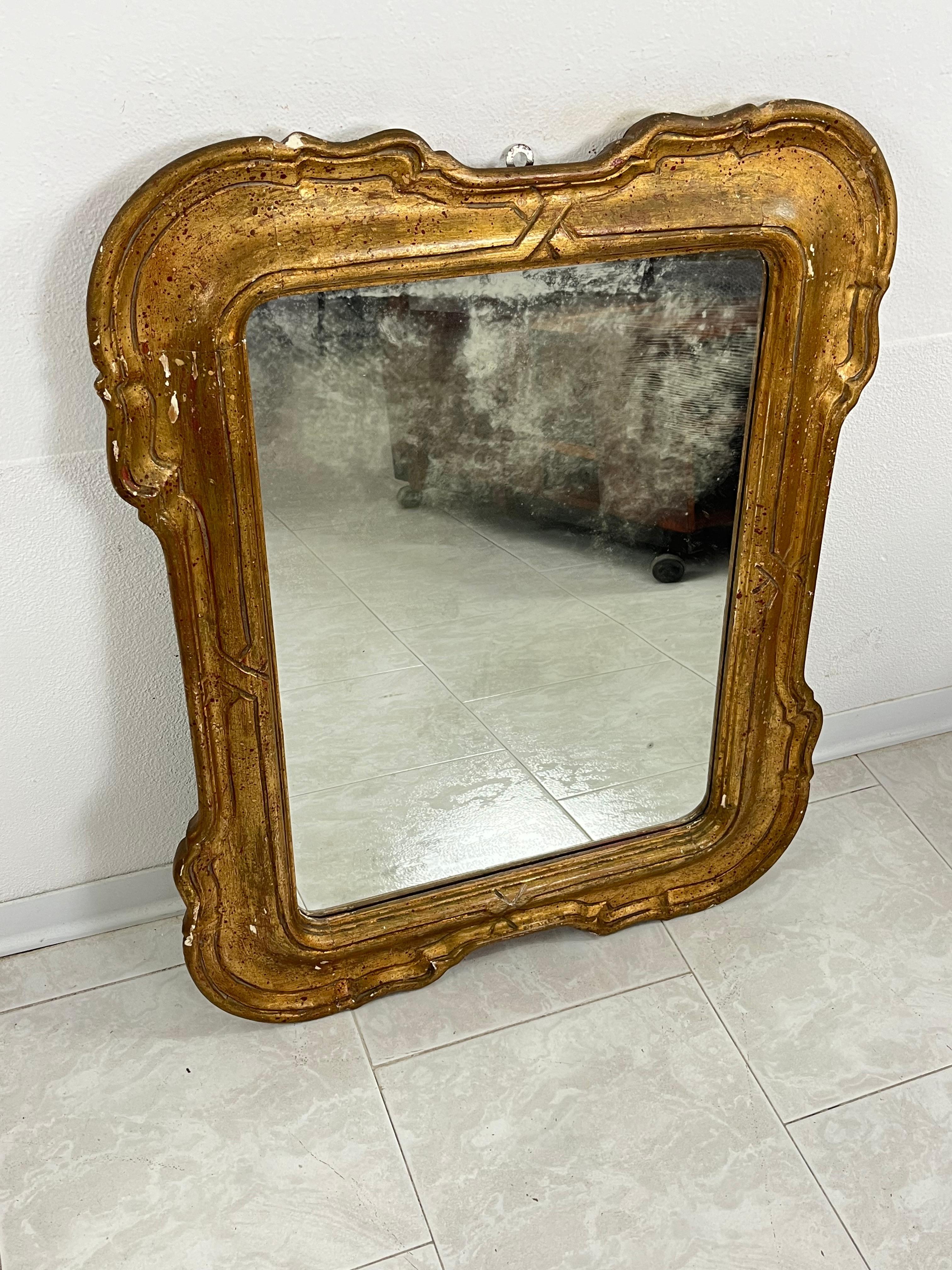 Specchio da parete francese di metà secolo con cornice in legno dorato, anni '30 in vendita 2