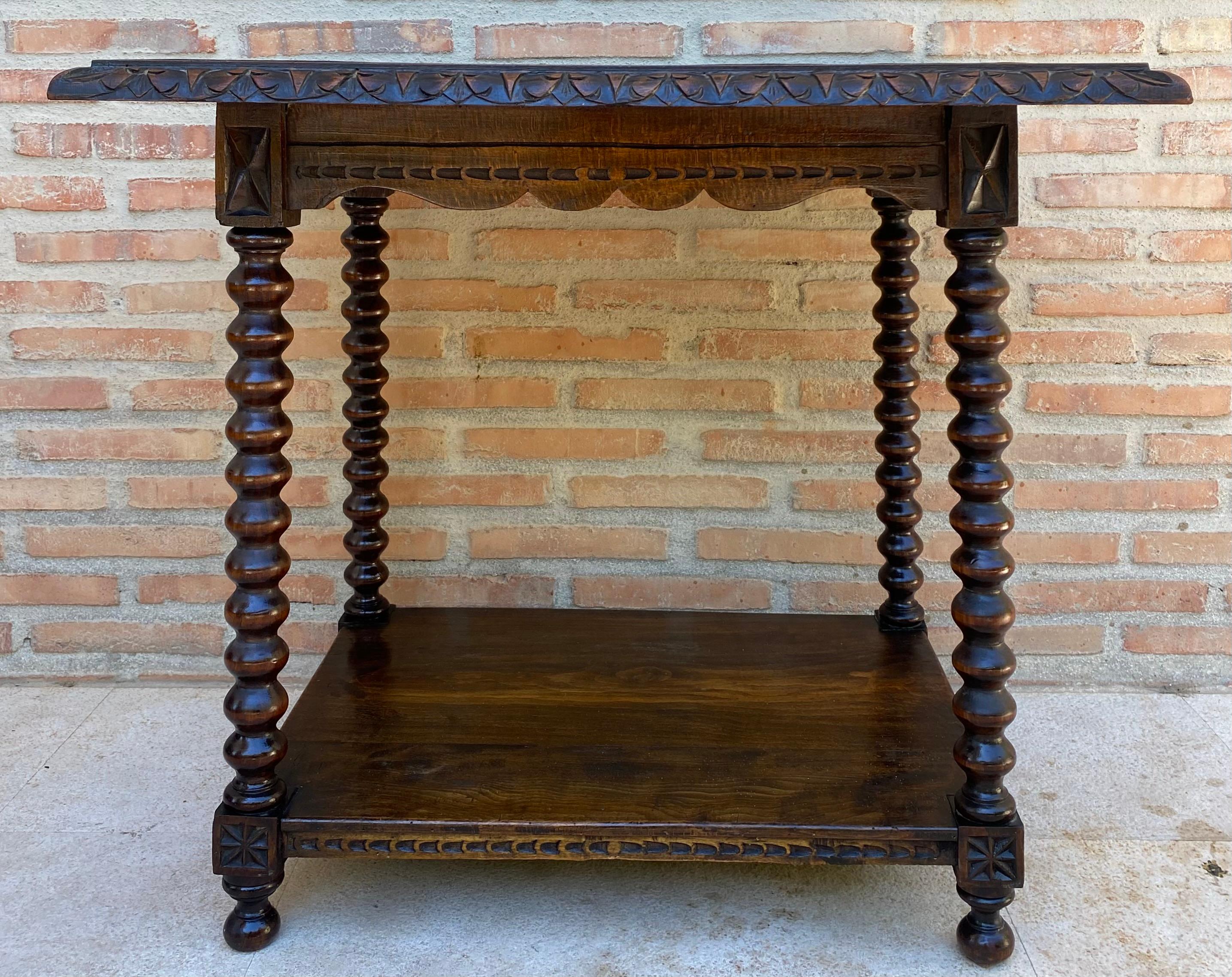 Mid-20th century French side table in carved walnut with turned legs and a low shelf.
Ideal for decorating a special corner of the home.