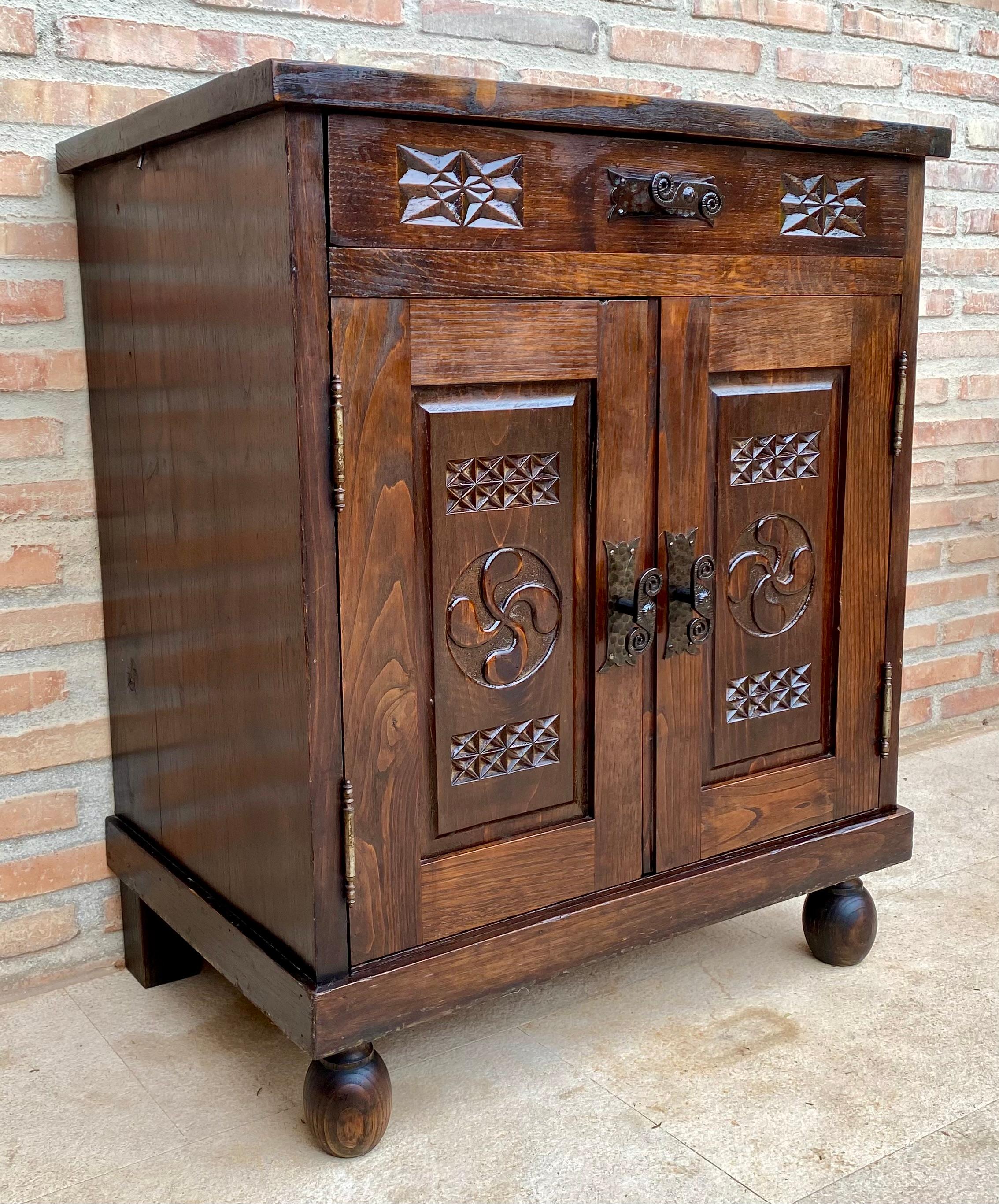 Spagnolo Tavolino in noce francese di metà secolo con cassetto e doppia anta, anni '50 in vendita