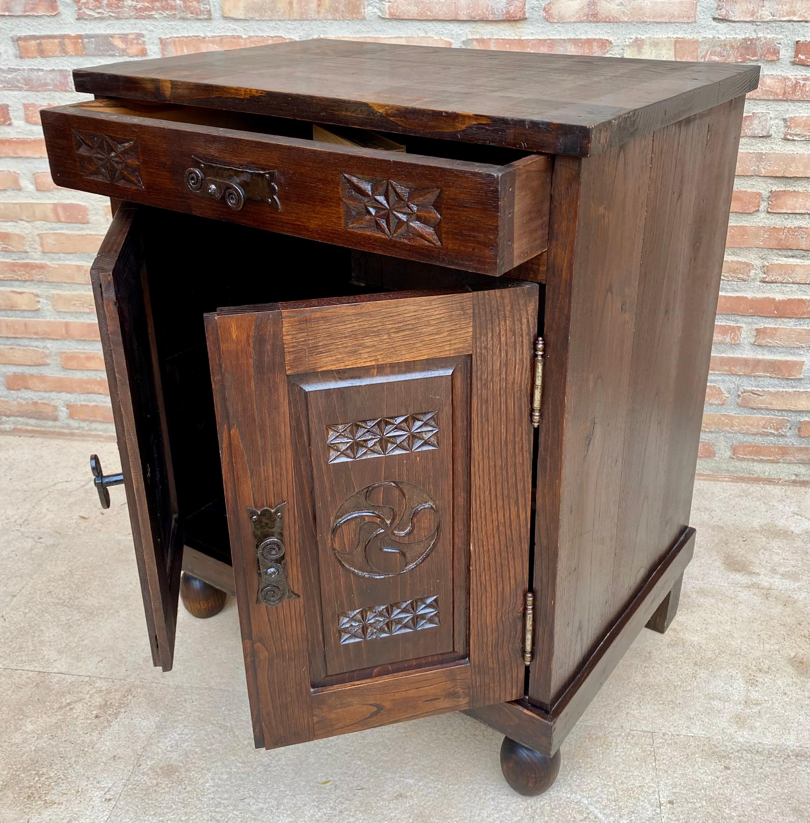 XX secolo Tavolino in noce francese di metà secolo con cassetto e doppia anta, anni '50 in vendita