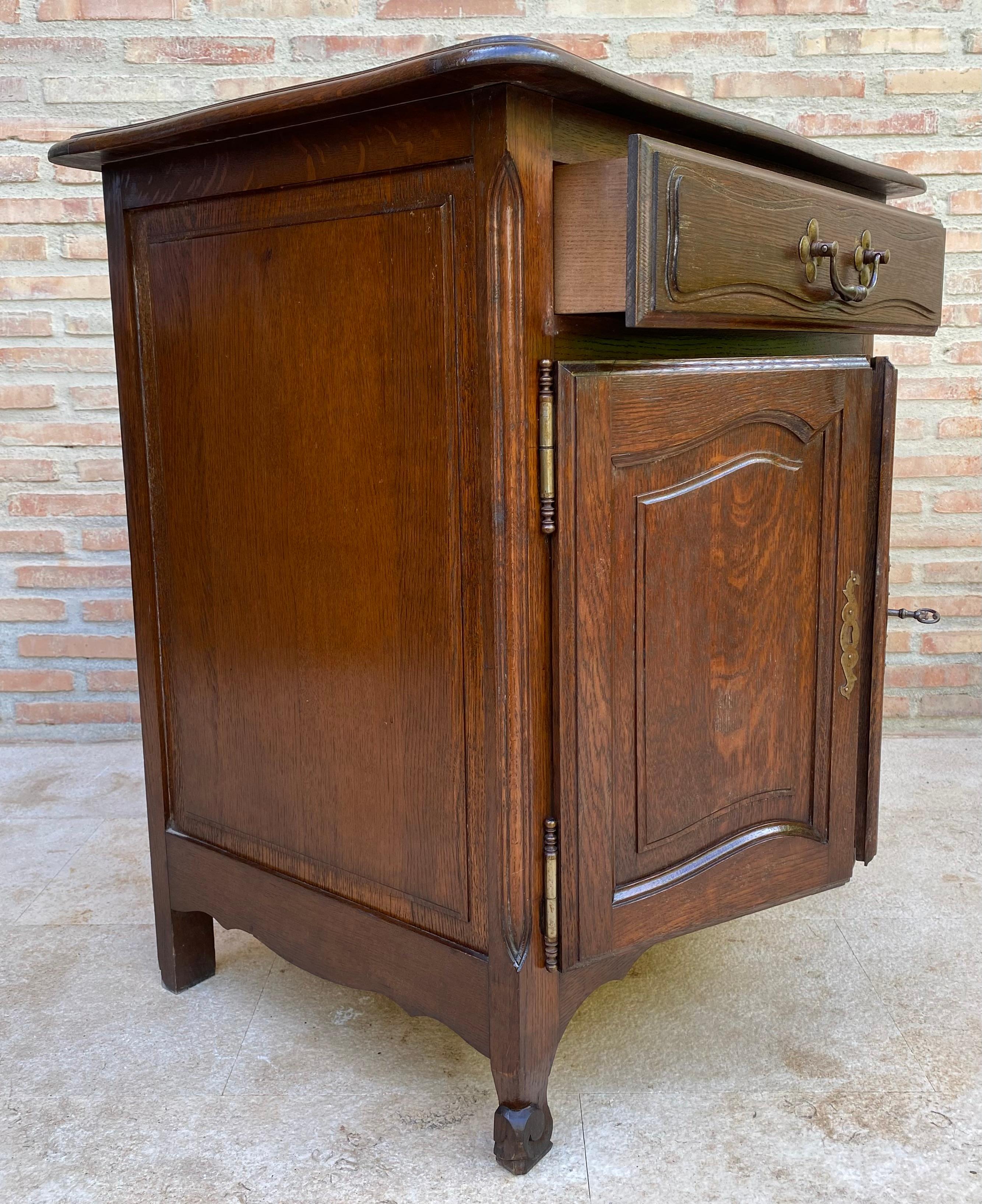 Table d'appoint en noyer français du milieu du siècle avec un tiroir et une double porte, années 1950 en vente 3